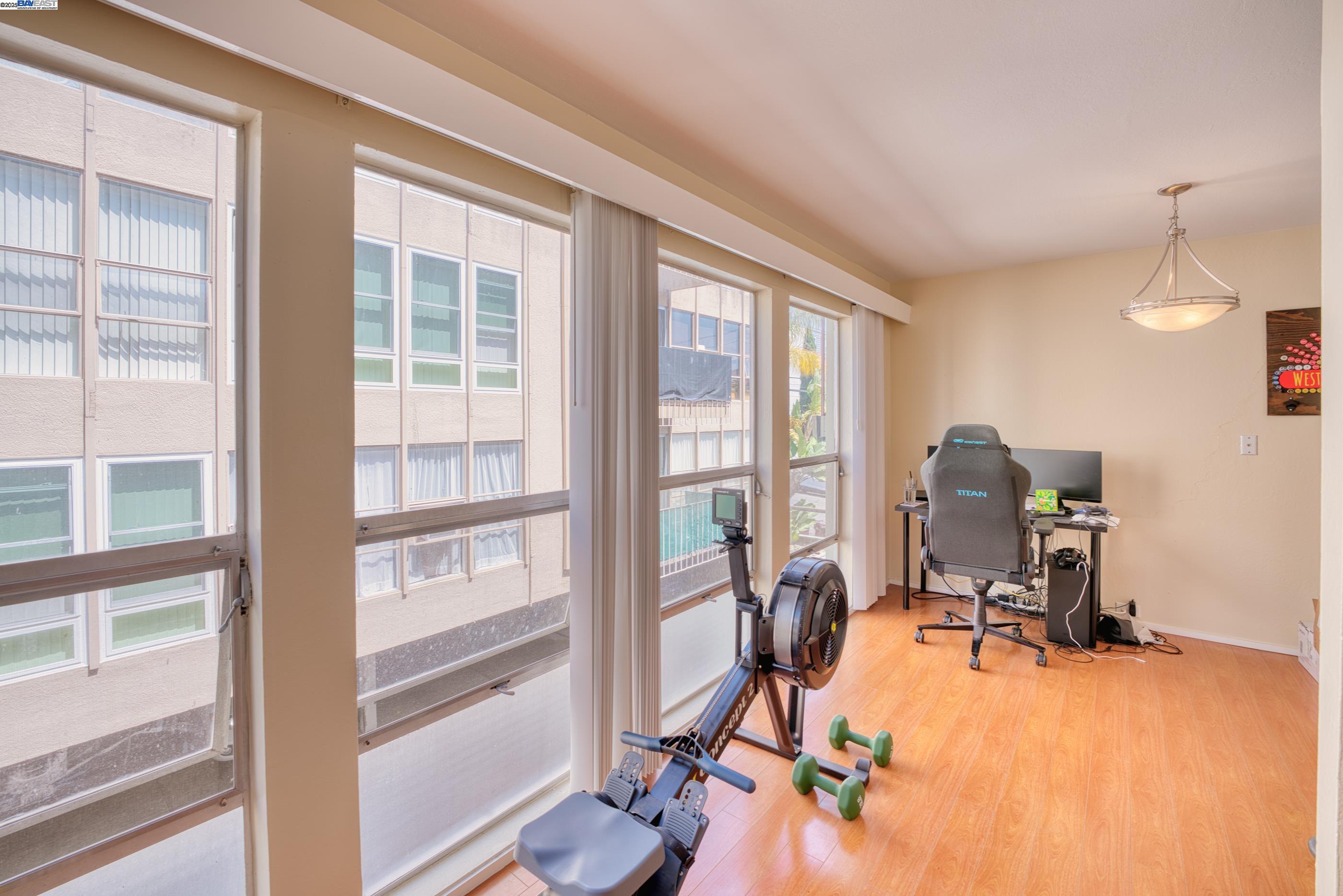 3815 Harrison St # 202, Oakland, California 94611, 1 Bedroom Bedrooms, 5 Rooms Rooms,1 BathroomBathrooms,Residential Lease,For Rent,3815 Harrison St # 202,41095926
