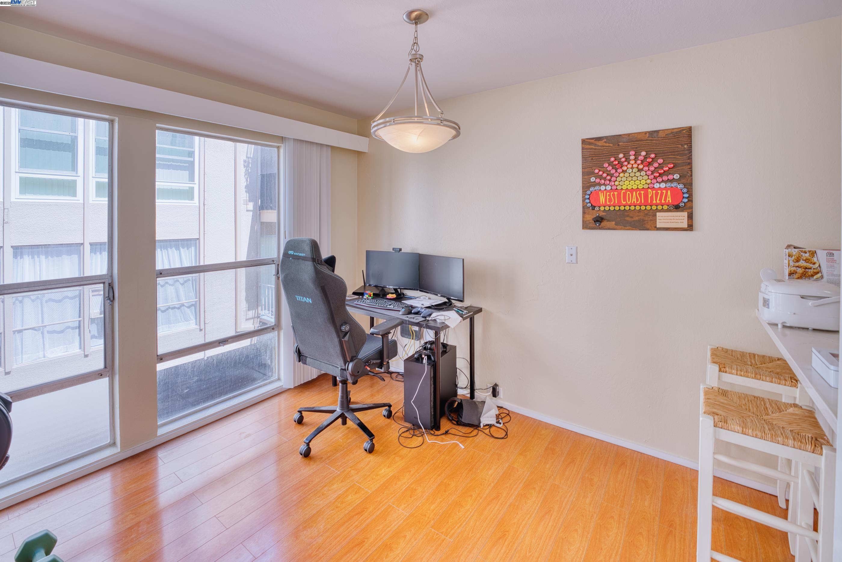 3815 Harrison St # 202, Oakland, California 94611, 1 Bedroom Bedrooms, 5 Rooms Rooms,1 BathroomBathrooms,Residential Lease,For Rent,3815 Harrison St # 202,41095926