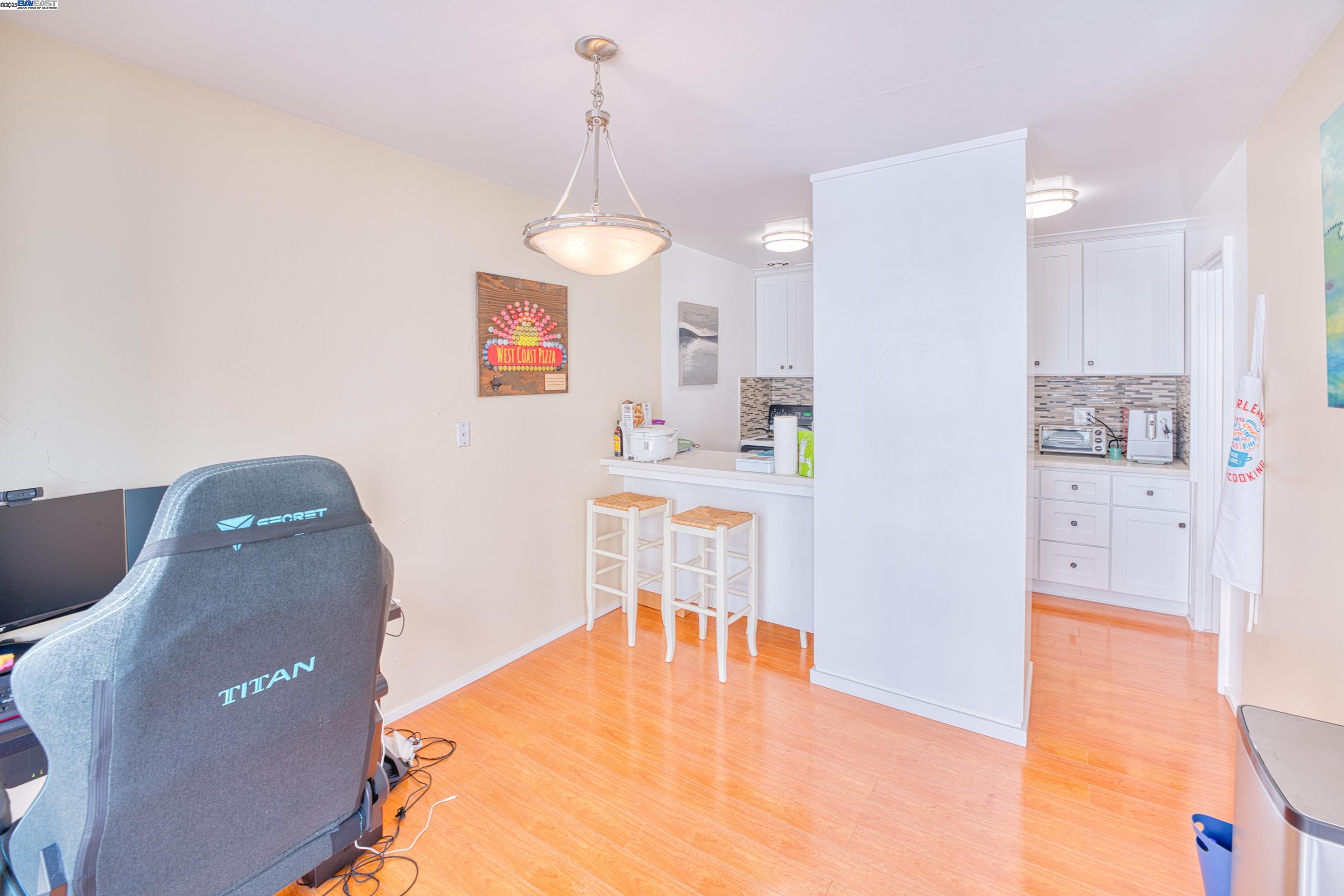3815 Harrison St # 202, Oakland, California 94611, 1 Bedroom Bedrooms, 5 Rooms Rooms,1 BathroomBathrooms,Residential Lease,For Rent,3815 Harrison St # 202,41095926