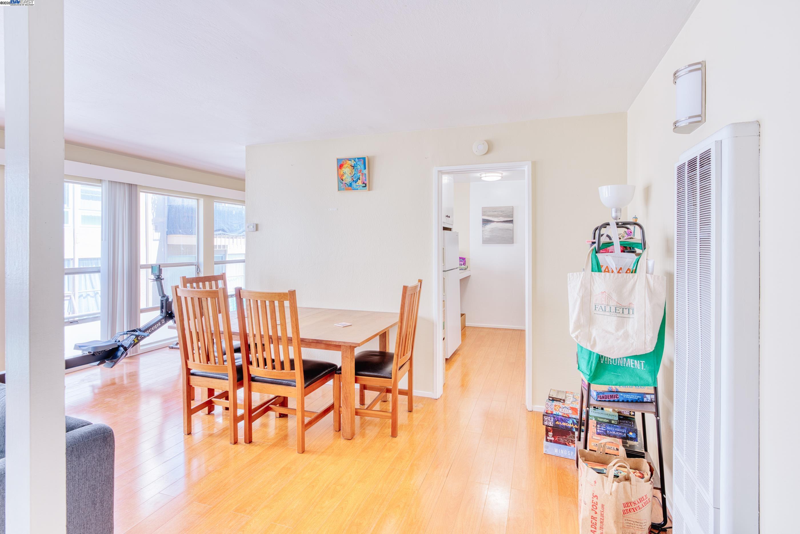 3815 Harrison St # 202, Oakland, California 94611, 1 Bedroom Bedrooms, 5 Rooms Rooms,1 BathroomBathrooms,Residential Lease,For Rent,3815 Harrison St # 202,41095926