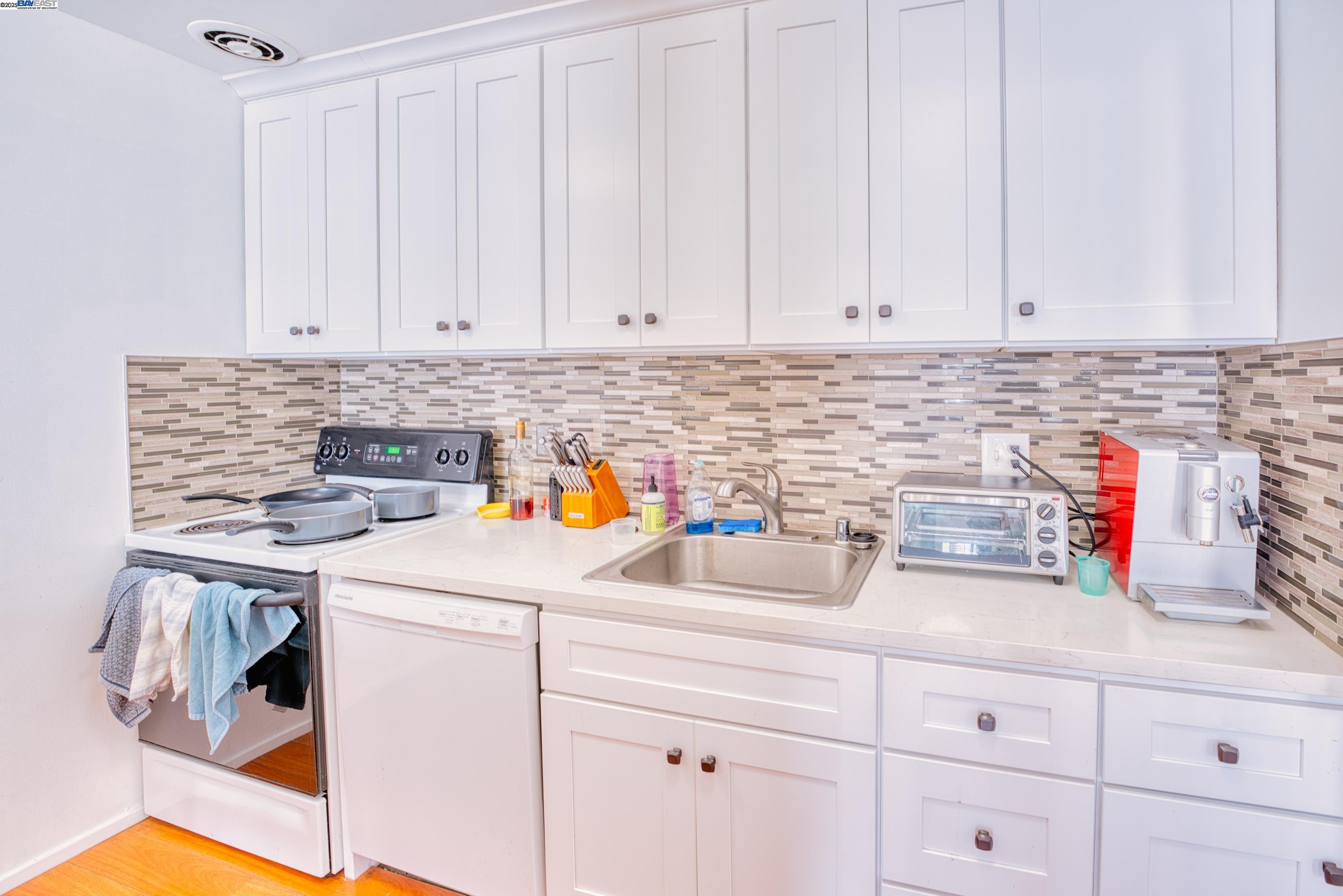 3815 Harrison St # 202, Oakland, California 94611, 1 Bedroom Bedrooms, 5 Rooms Rooms,1 BathroomBathrooms,Residential Lease,For Rent,3815 Harrison St # 202,41095926