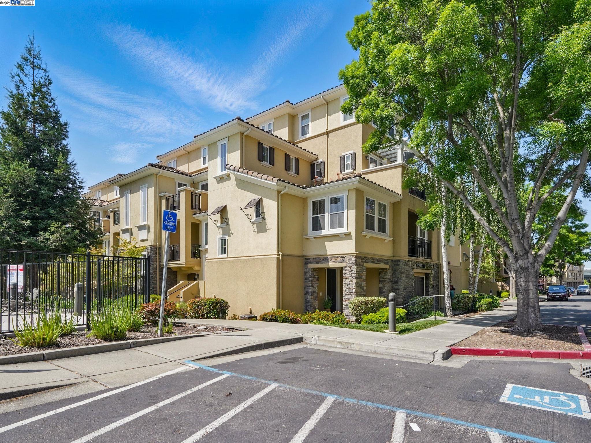 Detail Gallery Image 3 of 35 For 3328 Monaghan St, Dublin,  CA 94568 - 2 Beds | 2 Baths