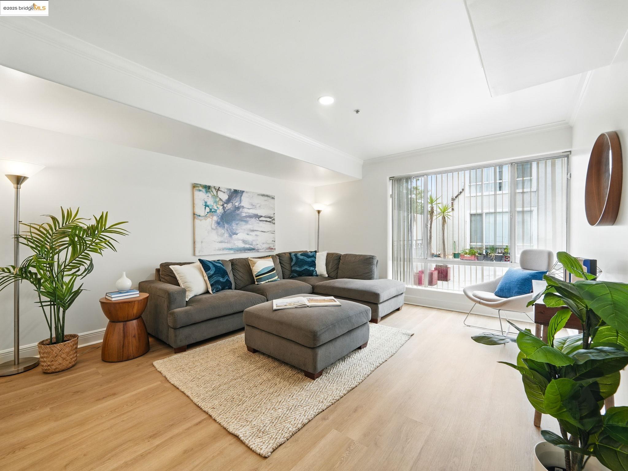 Detail Gallery Image 2 of 23 For 1515 14th Ave #201,  Oakland,  CA 94606 - 3 Beds | 2 Baths