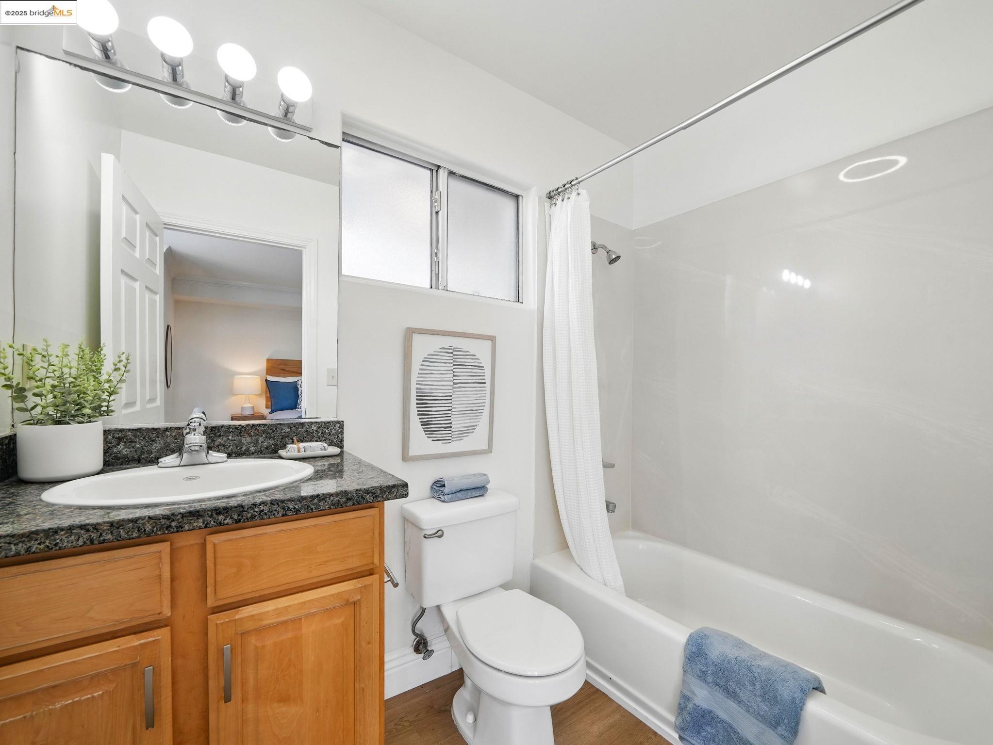 1515 14Th Ave # 201, Oakland, California 94606, 3 Bedrooms Bedrooms, 4 Rooms Rooms,2 BathroomsBathrooms,Residential,For Sale,1515 14Th Ave # 201,41095929