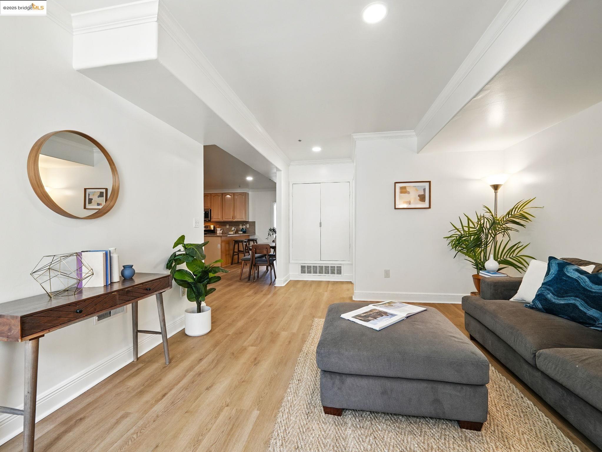 1515 14Th Ave # 201, Oakland, California 94606, 3 Bedrooms Bedrooms, 4 Rooms Rooms,2 BathroomsBathrooms,Residential,For Sale,1515 14Th Ave # 201,41095929