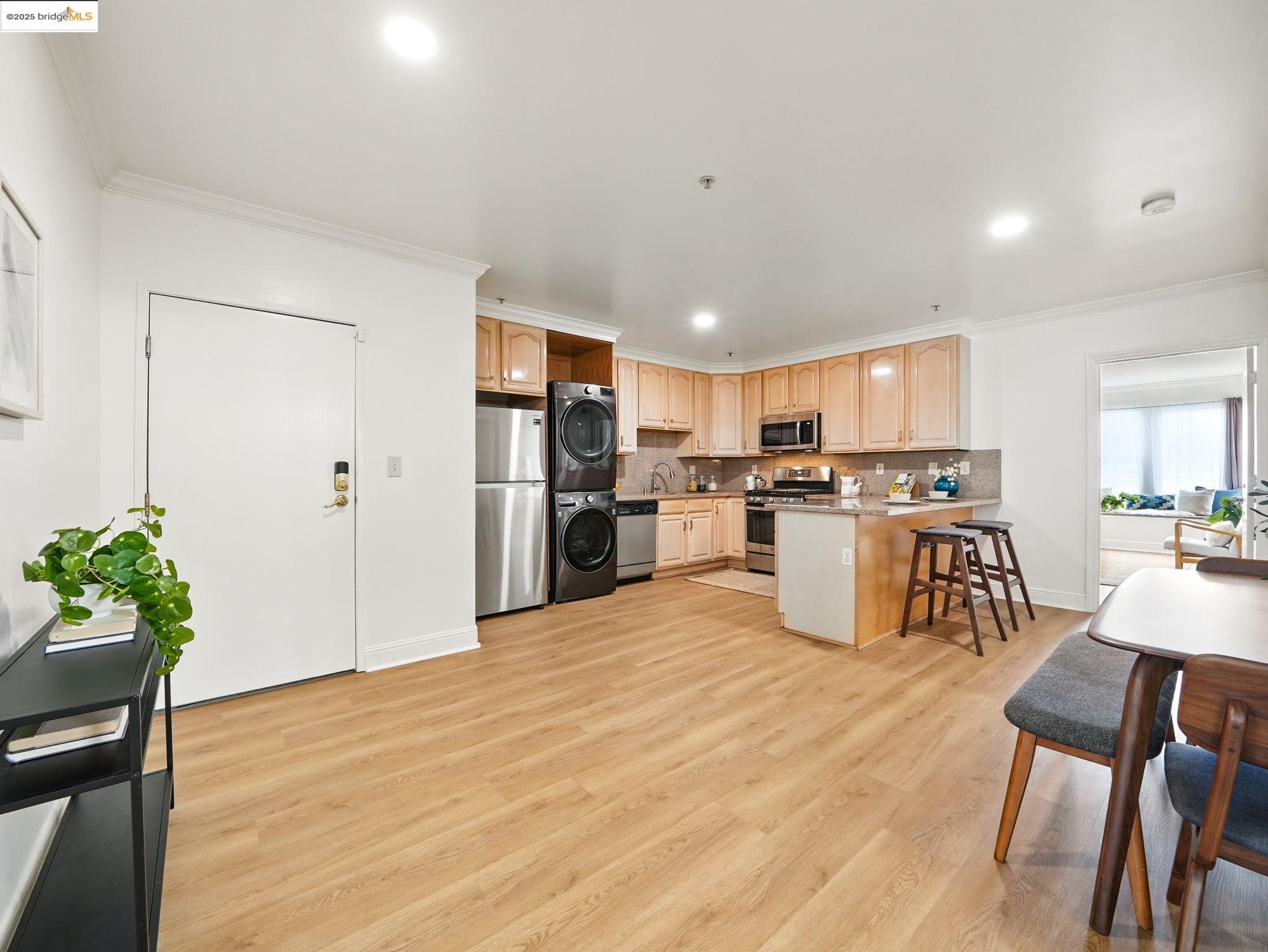 1515 14Th Ave # 201, Oakland, California 94606, 3 Bedrooms Bedrooms, 4 Rooms Rooms,2 BathroomsBathrooms,Residential,For Sale,1515 14Th Ave # 201,41095929