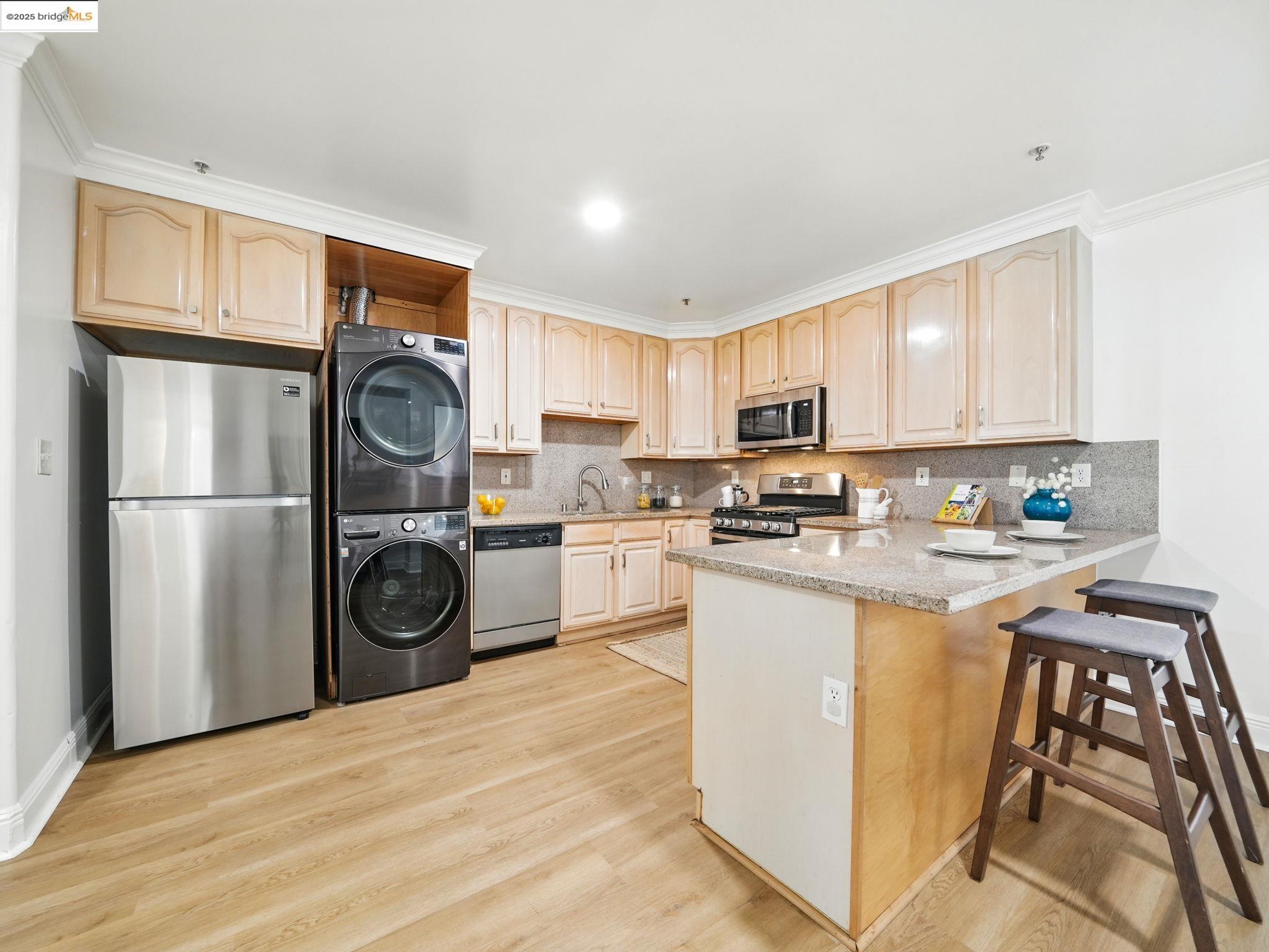 1515 14Th Ave # 201, Oakland, California 94606, 3 Bedrooms Bedrooms, 4 Rooms Rooms,2 BathroomsBathrooms,Residential,For Sale,1515 14Th Ave # 201,41095929