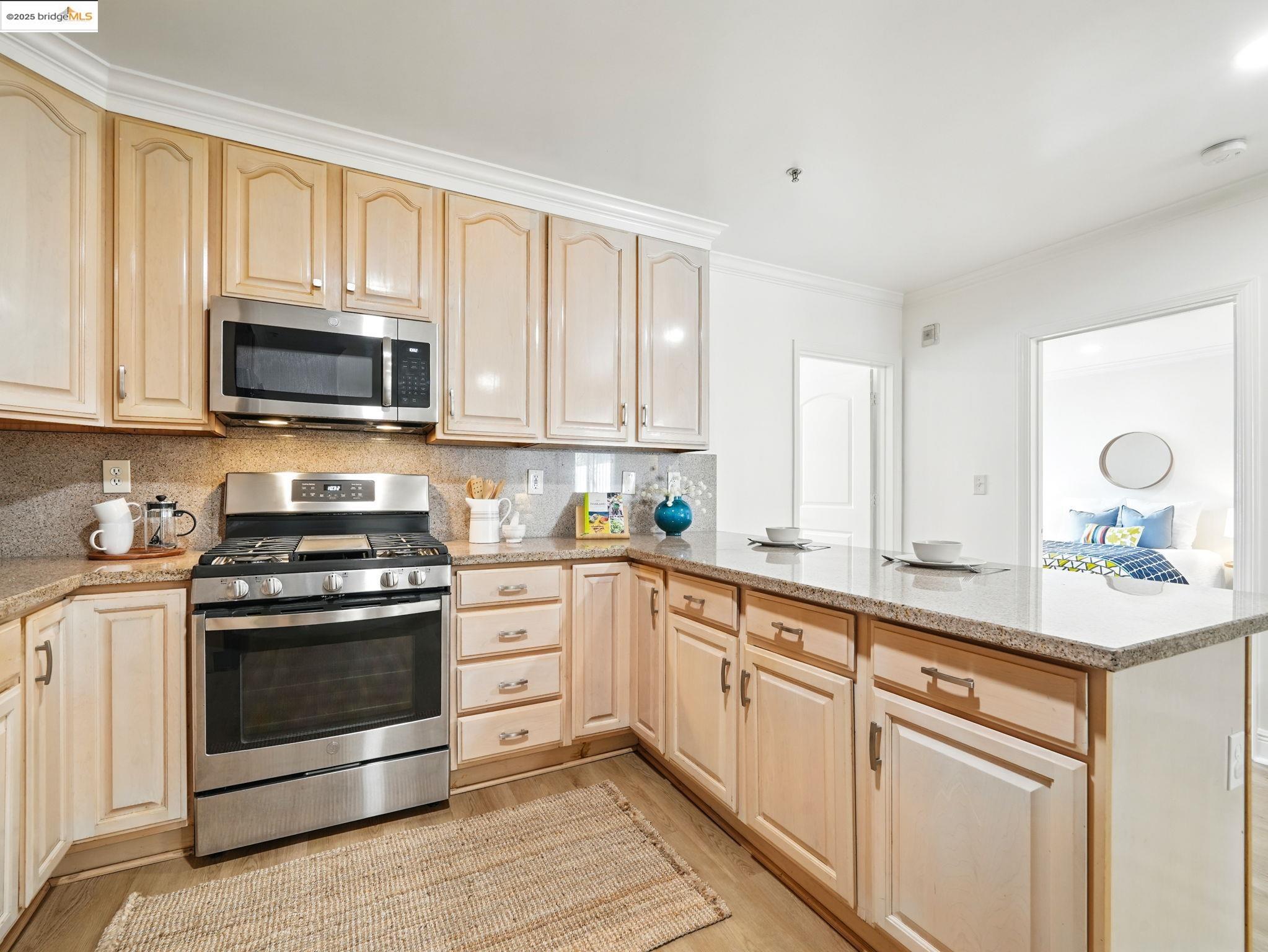 Detail Gallery Image 7 of 23 For 1515 14th Ave #201,  Oakland,  CA 94606 - 3 Beds | 2 Baths