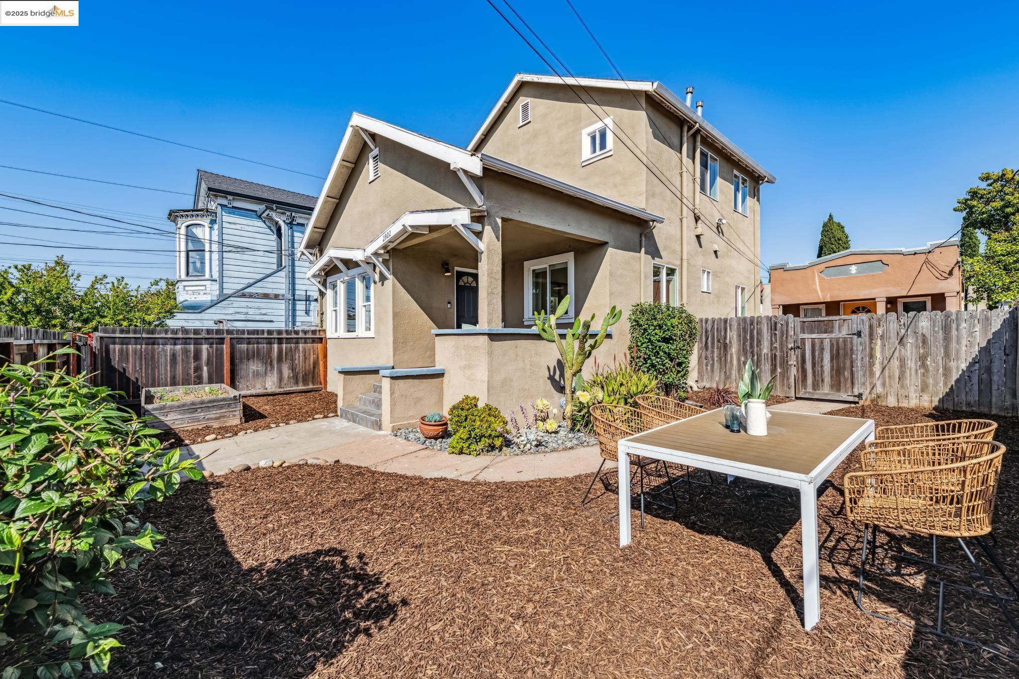 Detail Gallery Image 2 of 29 For 2922 Linden St, Oakland,  CA 94608 - 4 Beds | 2 Baths