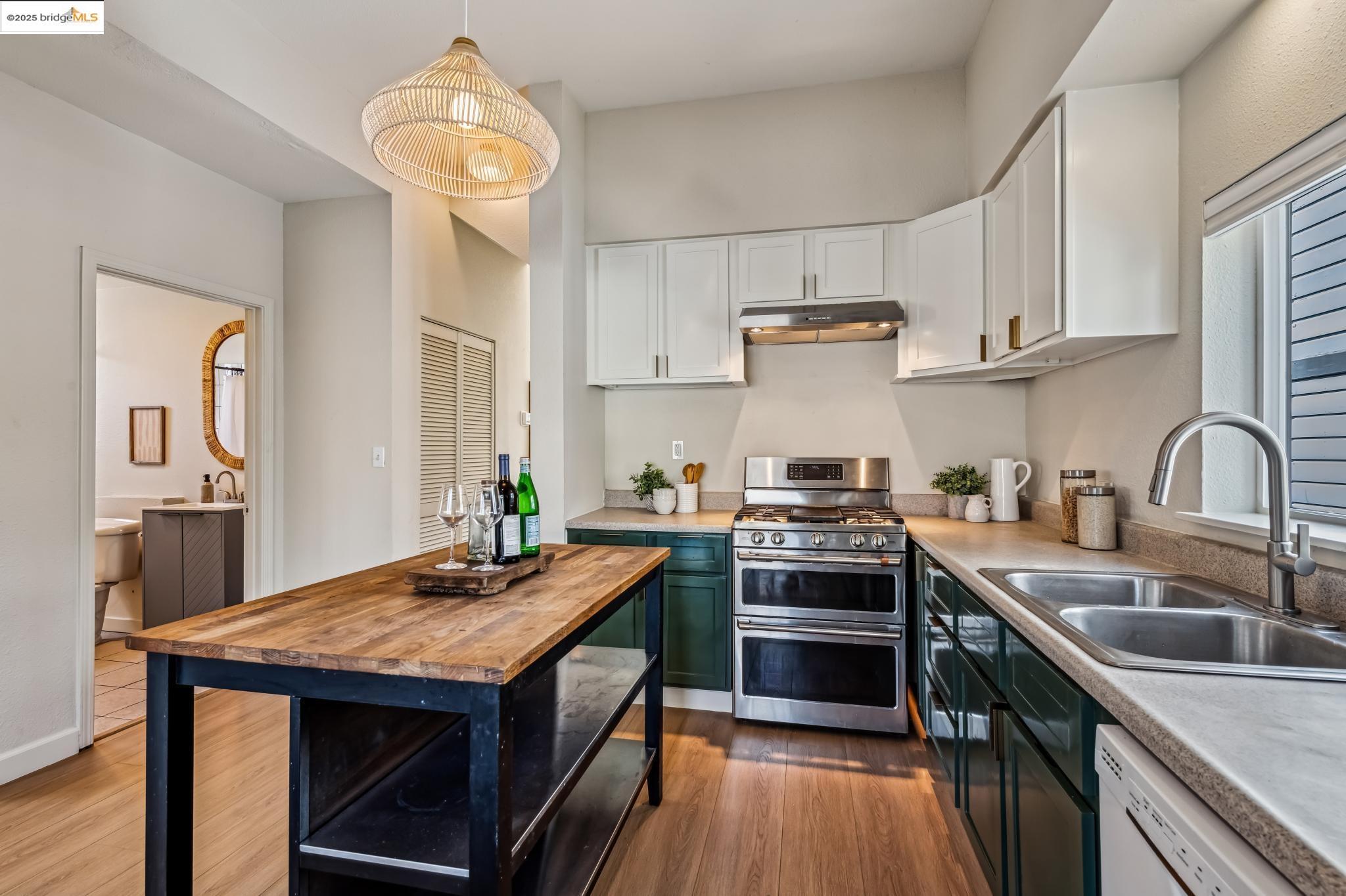 Detail Gallery Image 11 of 29 For 2922 Linden St, Oakland,  CA 94608 - 4 Beds | 2 Baths