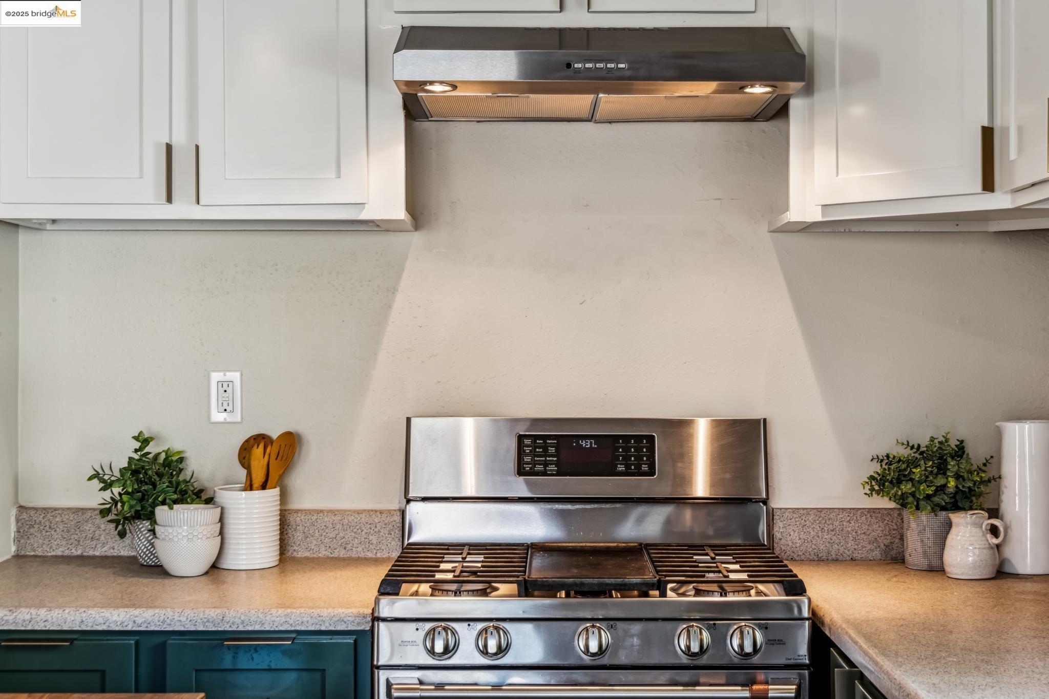 Detail Gallery Image 12 of 29 For 2922 Linden St, Oakland,  CA 94608 - 4 Beds | 2 Baths