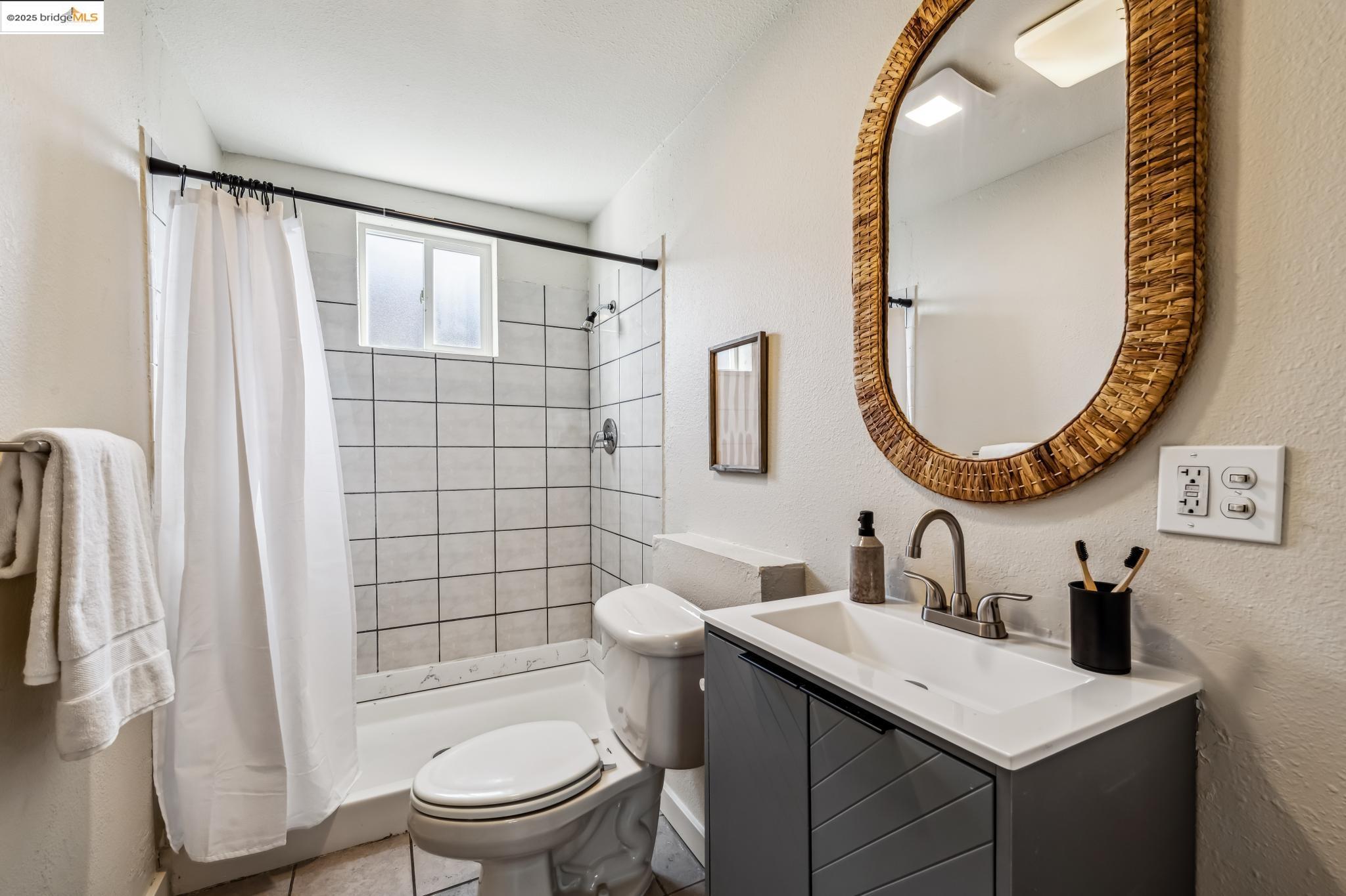 Detail Gallery Image 15 of 29 For 2922 Linden St, Oakland,  CA 94608 - 4 Beds | 2 Baths