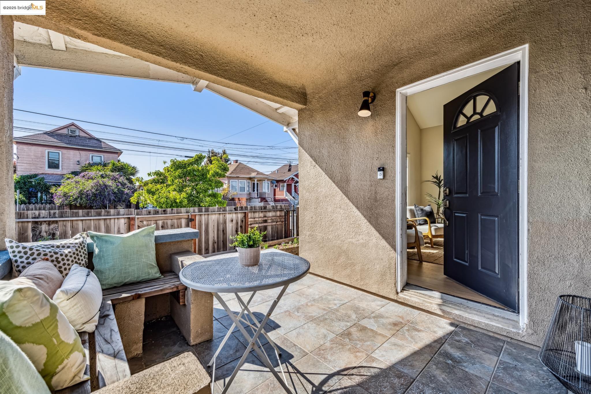 Detail Gallery Image 3 of 29 For 2922 Linden St, Oakland,  CA 94608 - 4 Beds | 2 Baths