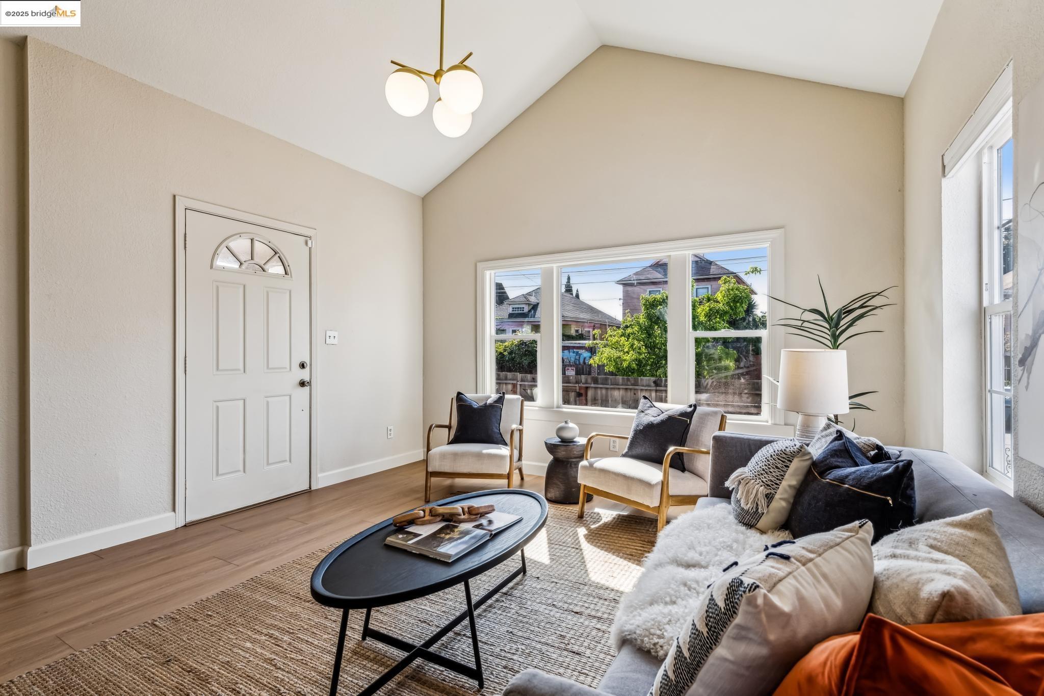Detail Gallery Image 5 of 29 For 2922 Linden St, Oakland,  CA 94608 - 4 Beds | 2 Baths