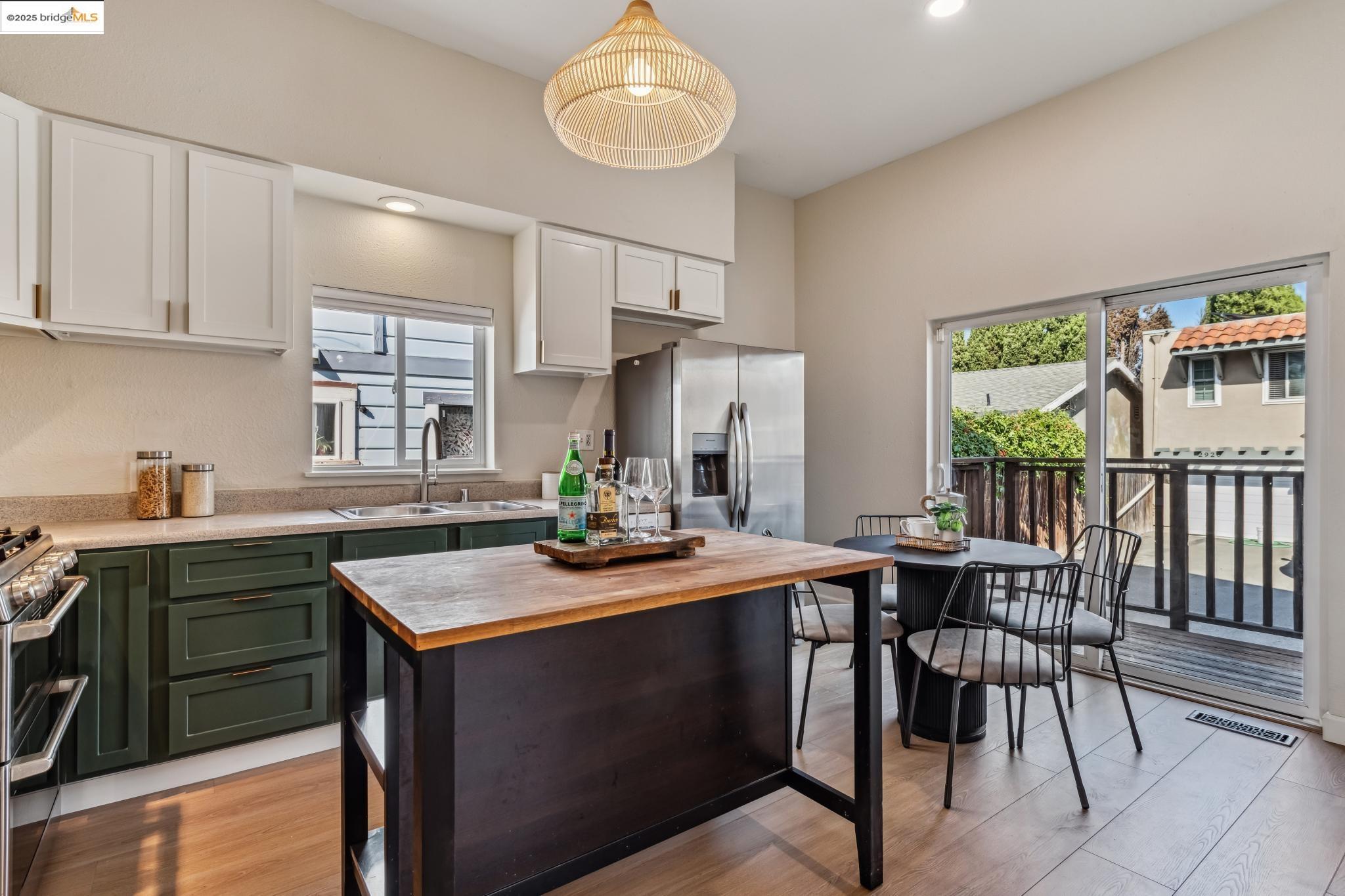 Detail Gallery Image 9 of 29 For 2922 Linden St, Oakland,  CA 94608 - 4 Beds | 2 Baths