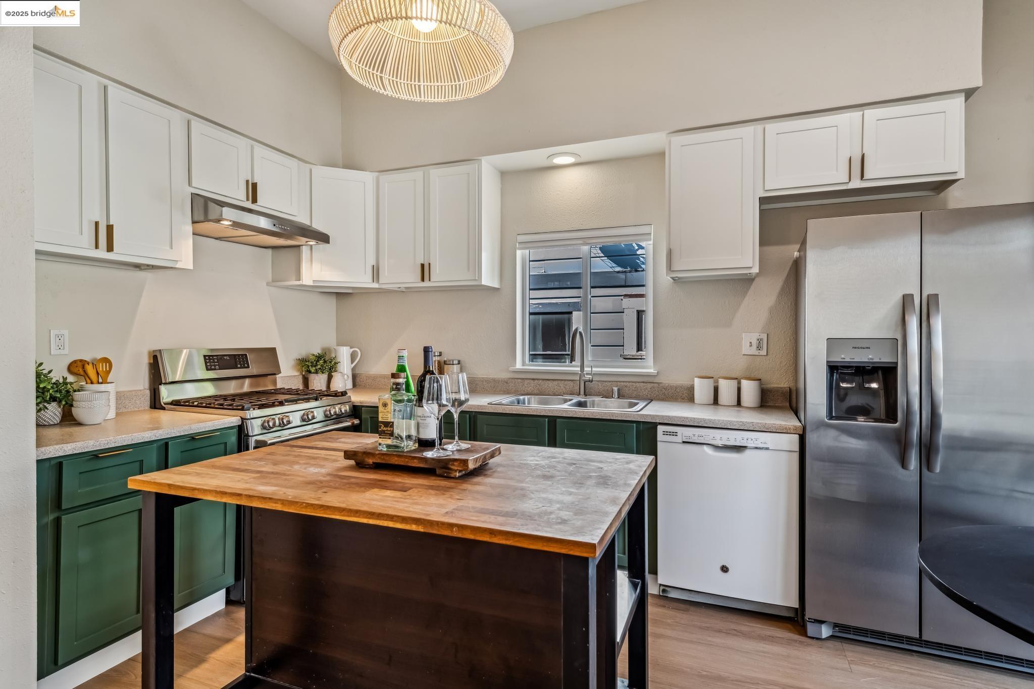 Detail Gallery Image 10 of 29 For 2922 Linden St, Oakland,  CA 94608 - 4 Beds | 2 Baths