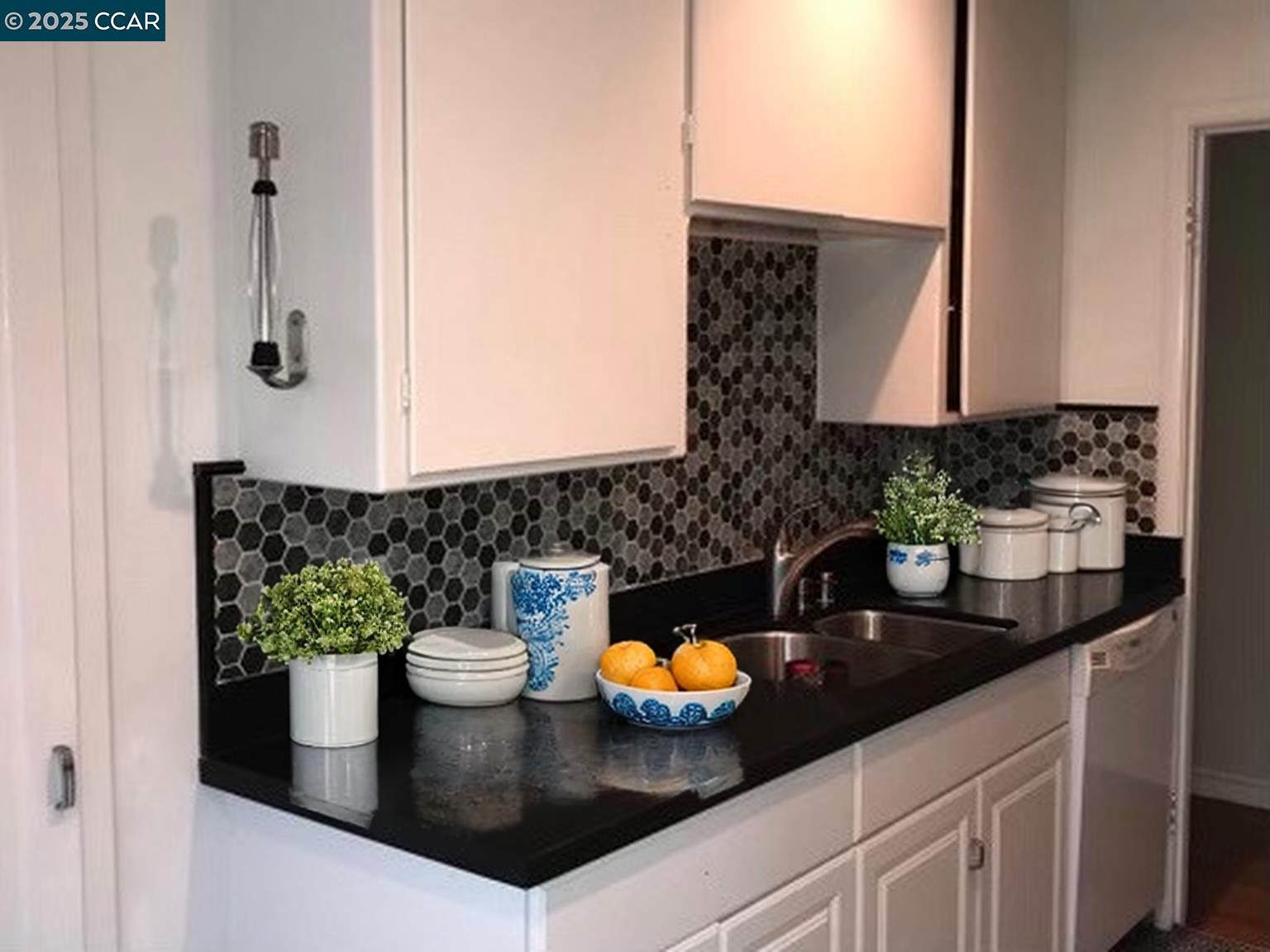 Detail Gallery Image 2 of 7 For 654 Beacon St #B,  Oakland,  CA 94610 - 1 Beds | 1 Baths
