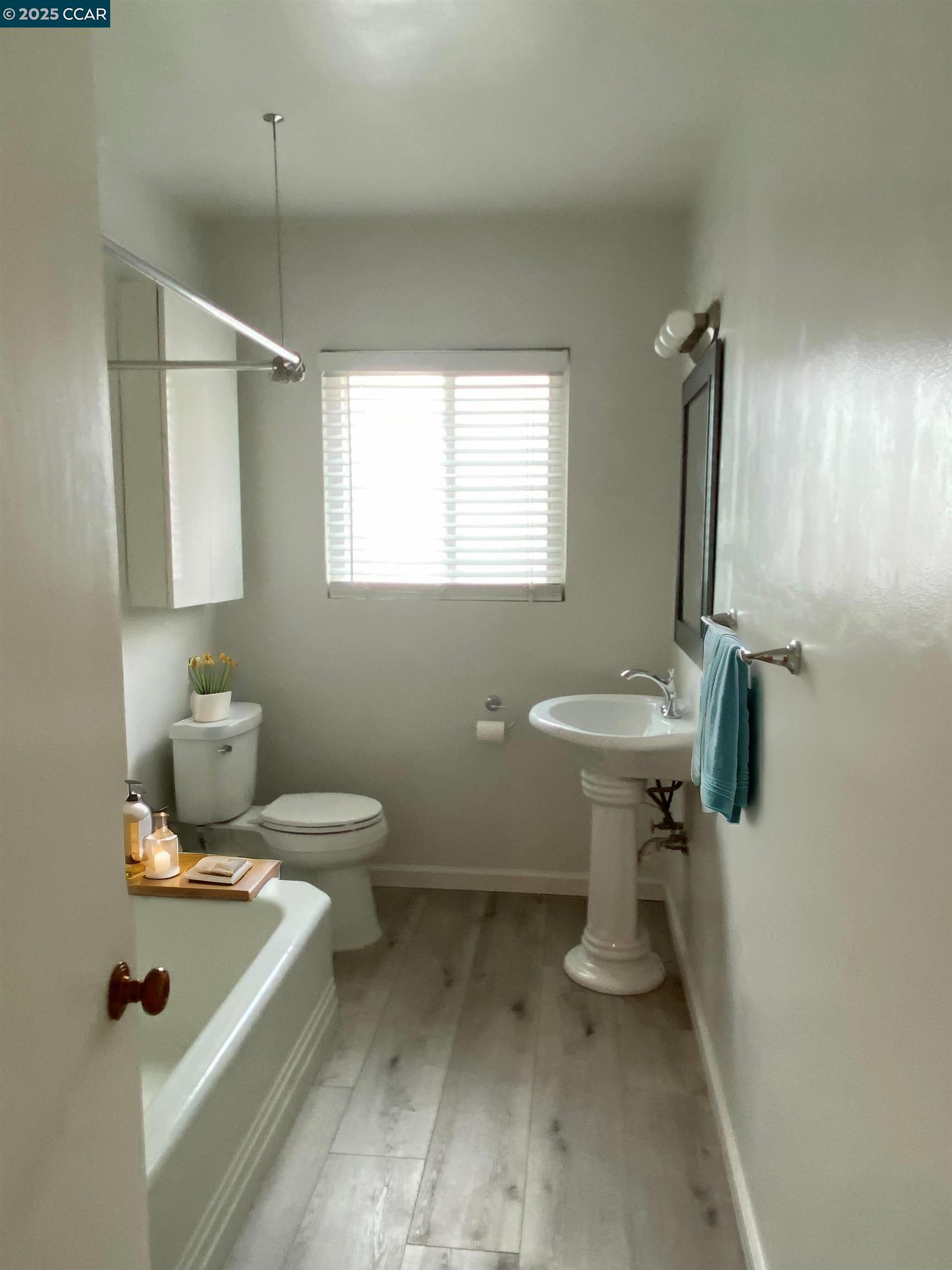 Detail Gallery Image 3 of 7 For 654 Beacon St #B,  Oakland,  CA 94610 - 1 Beds | 1 Baths
