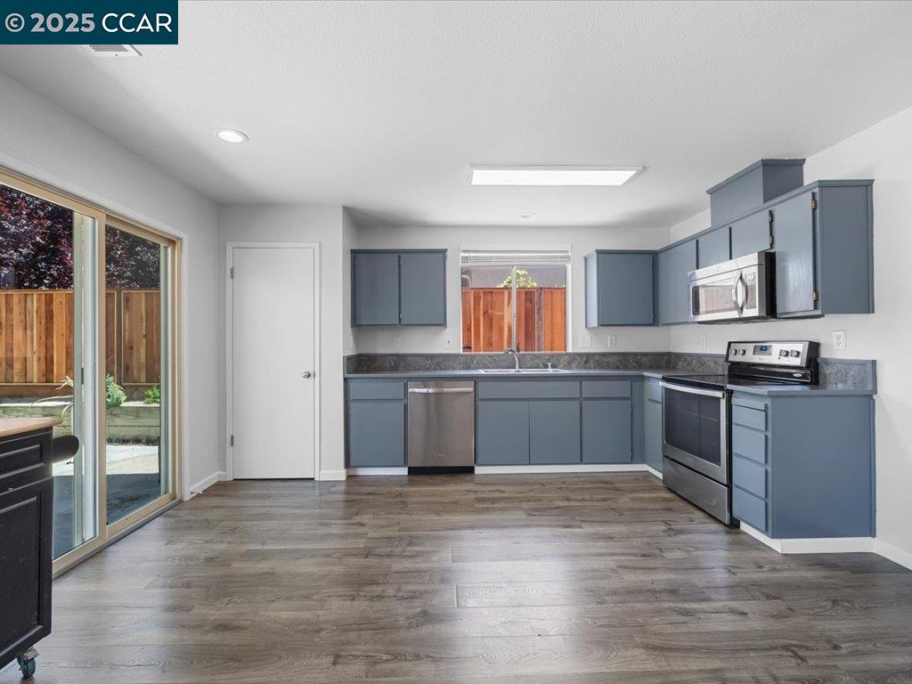 Detail Gallery Image 8 of 39 For 5207 Delta View Way, Antioch,  CA 94531 - 3 Beds | 2 Baths