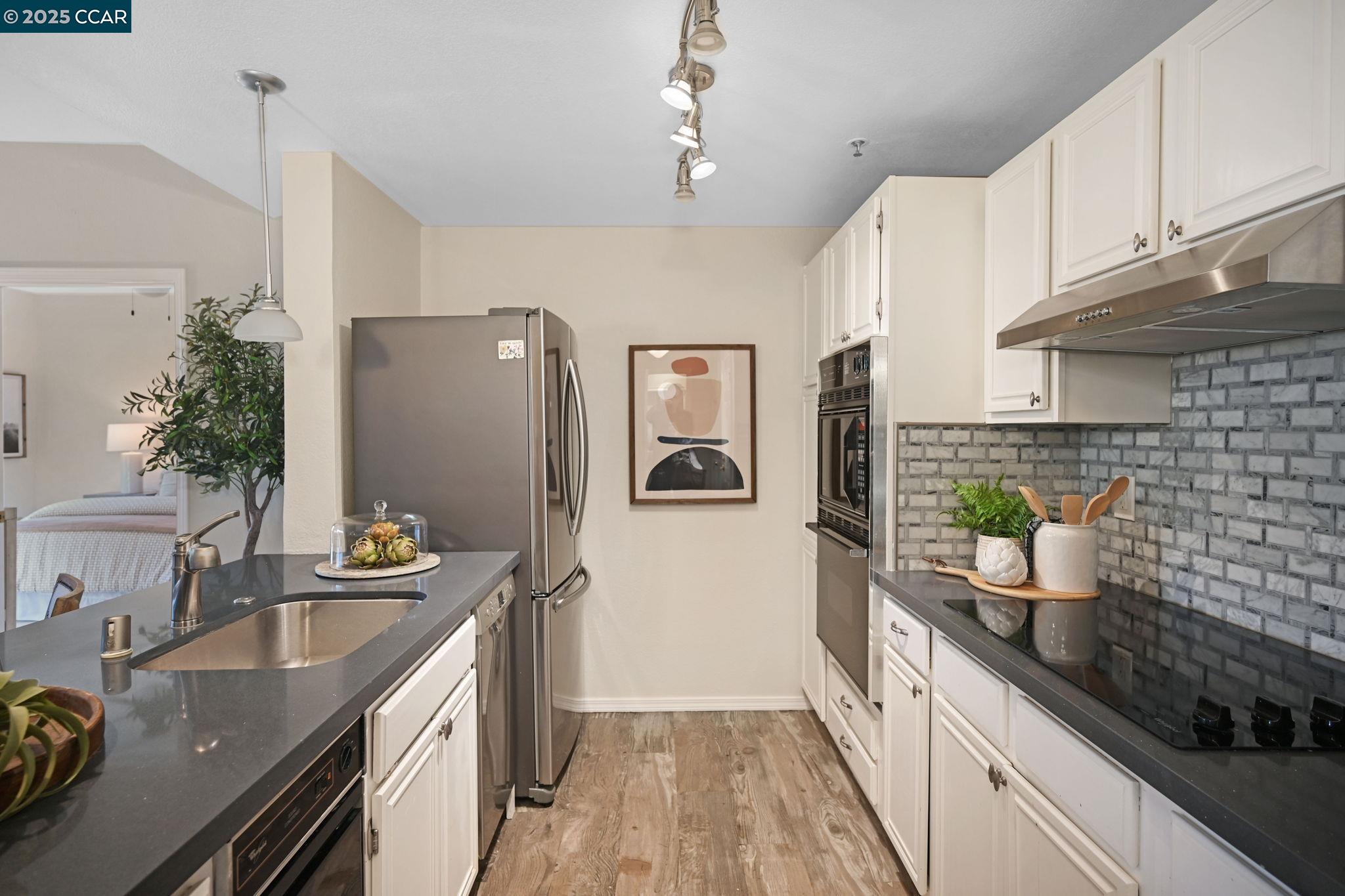 Detail Gallery Image 11 of 28 For 1840 Tice Creek Dr #2132,  Walnut Creek,  CA 94595 - 2 Beds | 2 Baths