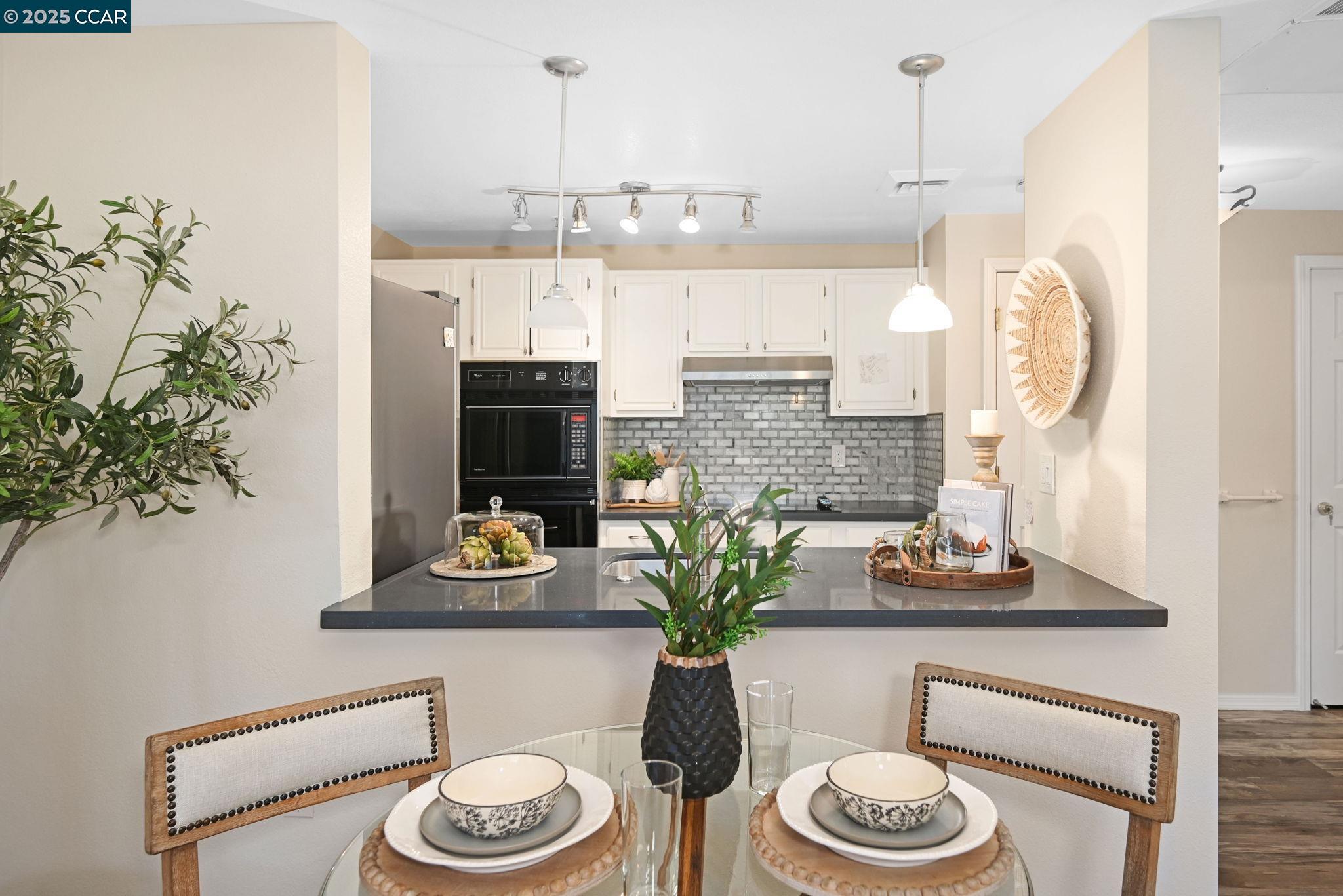 Detail Gallery Image 10 of 28 For 1840 Tice Creek Dr #2132,  Walnut Creek,  CA 94595 - 2 Beds | 2 Baths