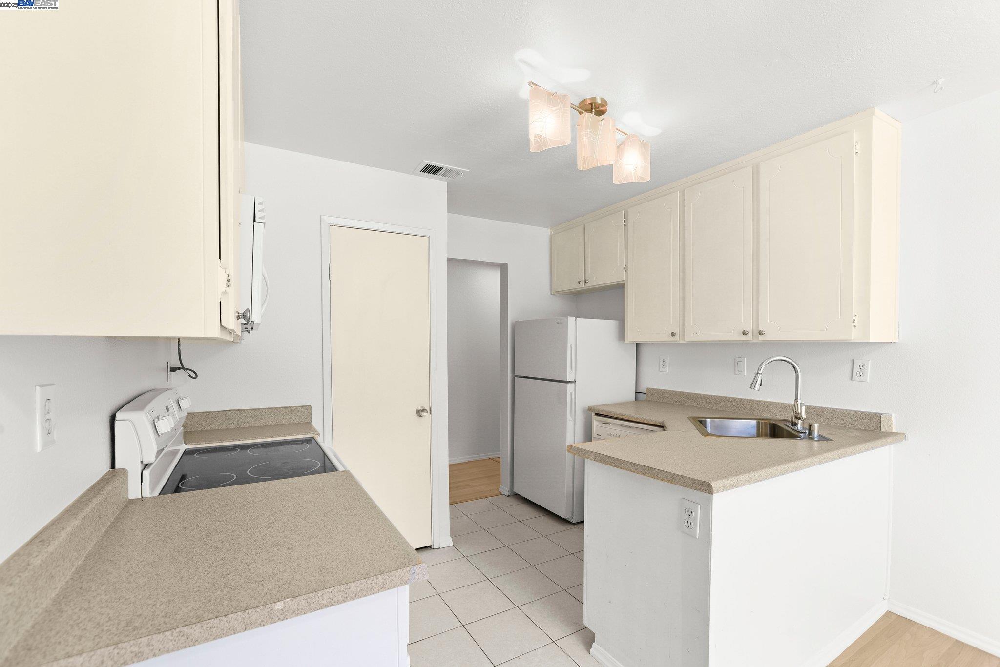 Detail Gallery Image 12 of 30 For 2575 Easton Way #87,  San Jose,  CA 95133-2646 - 2 Beds | 2 Baths