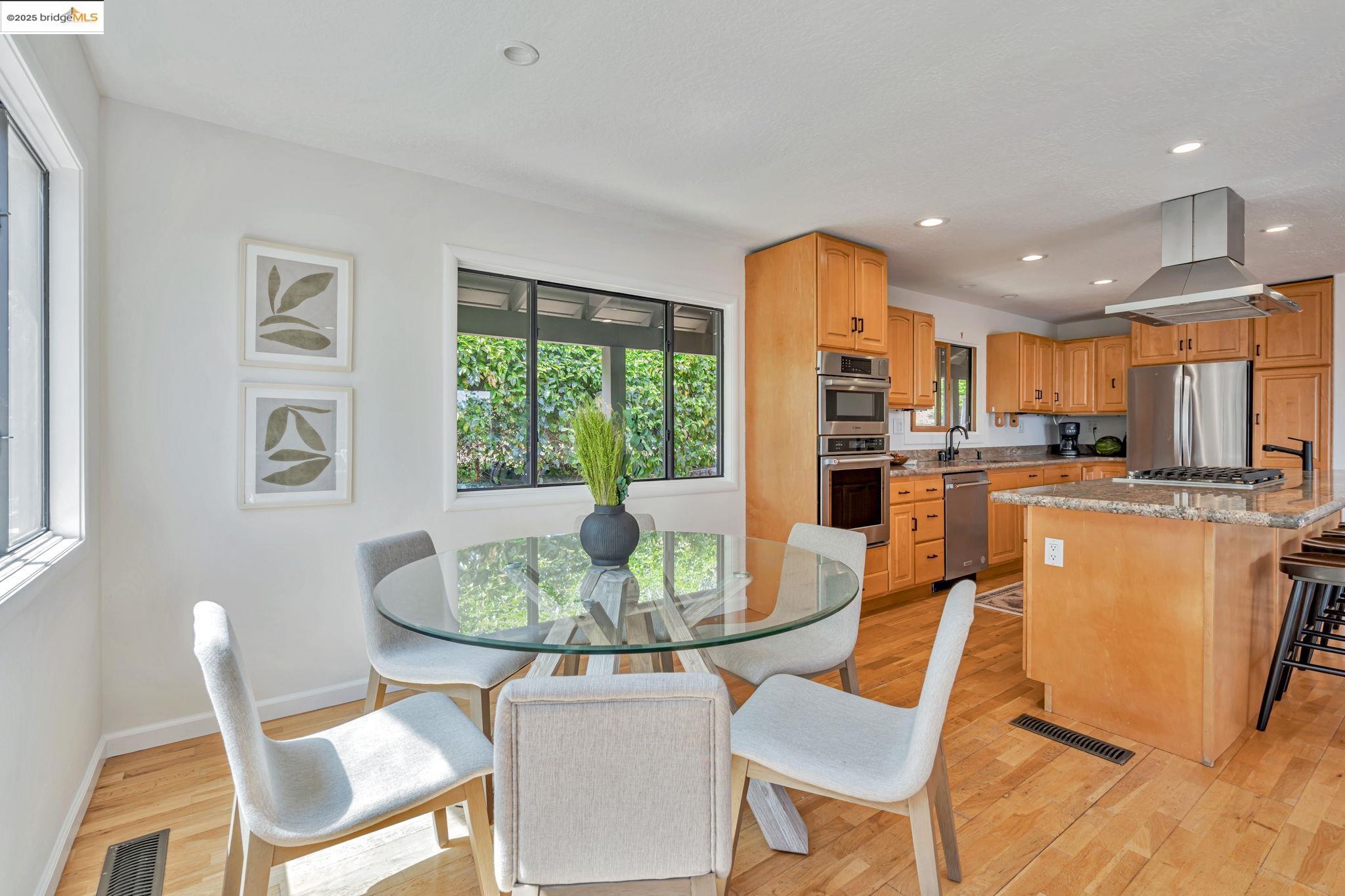 Detail Gallery Image 11 of 46 For 3336 Oak Ct, Lafayette,  CA 94549 - 4 Beds | 3 Baths