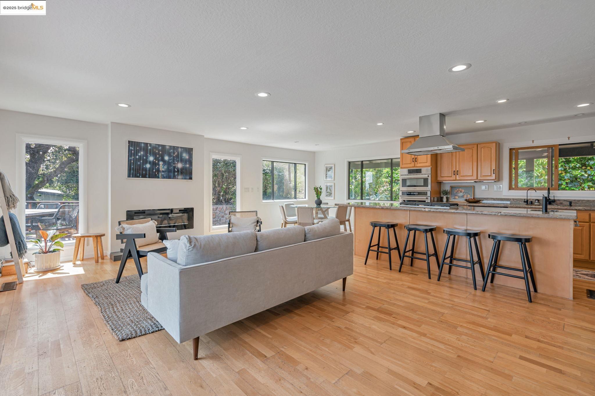 Detail Gallery Image 13 of 46 For 3336 Oak Ct, Lafayette,  CA 94549 - 4 Beds | 3 Baths