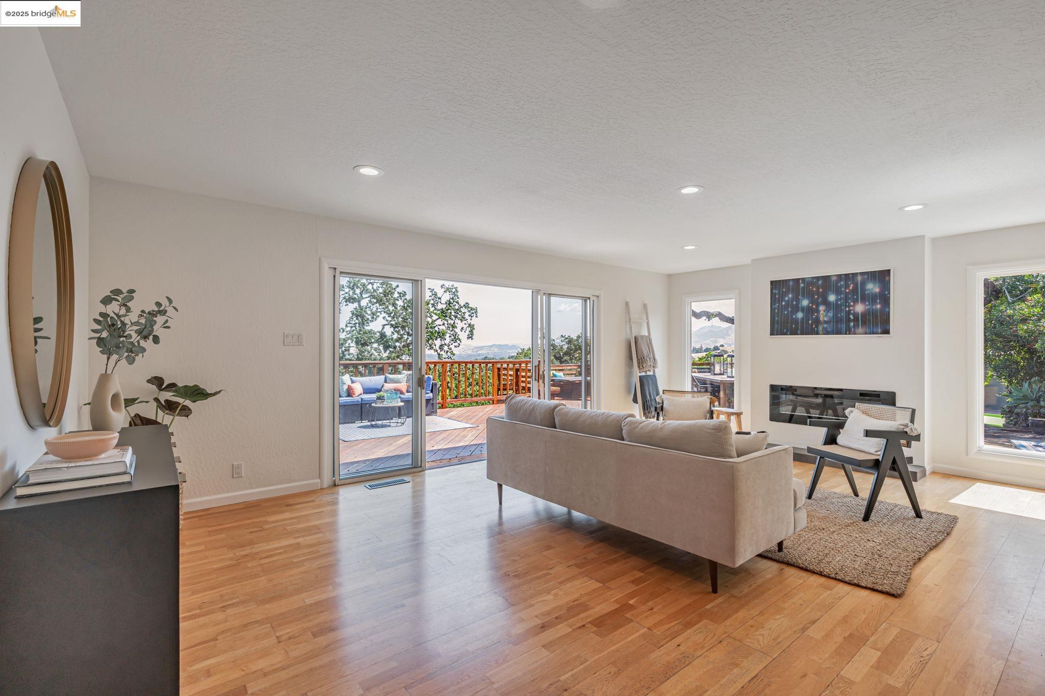 Detail Gallery Image 8 of 46 For 3336 Oak Ct, Lafayette,  CA 94549 - 4 Beds | 3 Baths