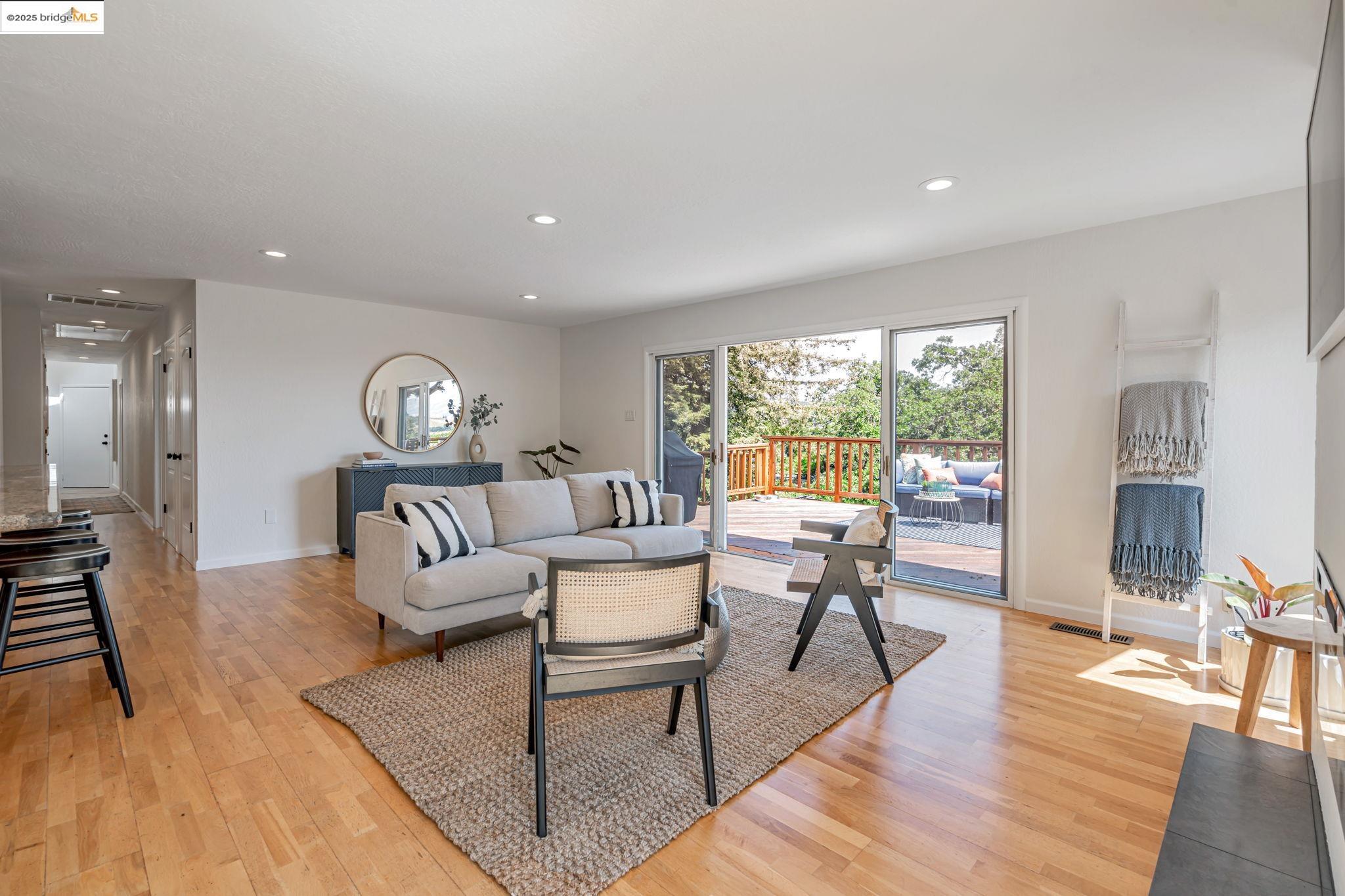 Detail Gallery Image 9 of 46 For 3336 Oak Ct, Lafayette,  CA 94549 - 4 Beds | 3 Baths