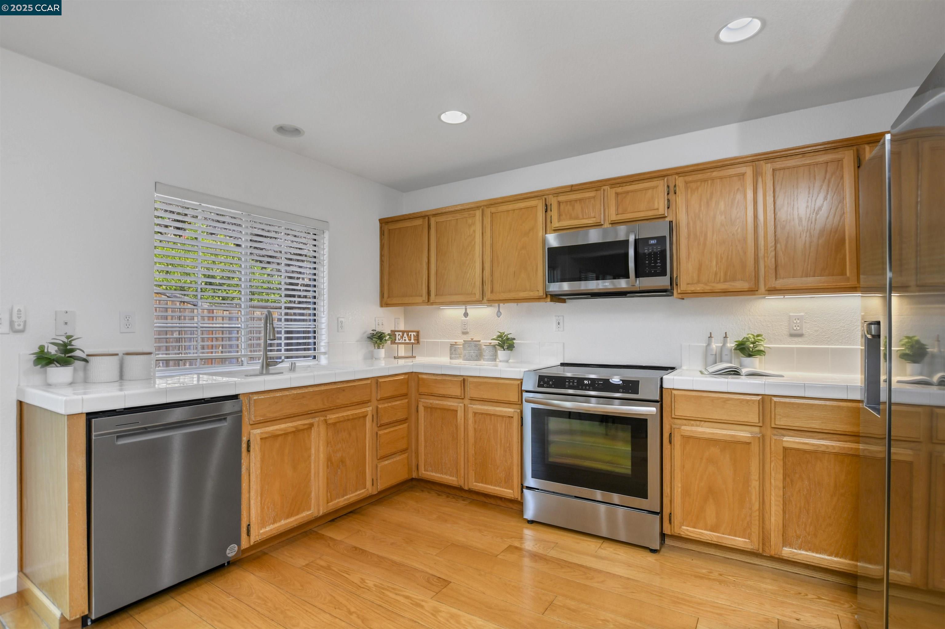 Detail Gallery Image 12 of 45 For 276 Oakwood Cir, Martinez,  CA 94553 - 6 Beds | 3 Baths