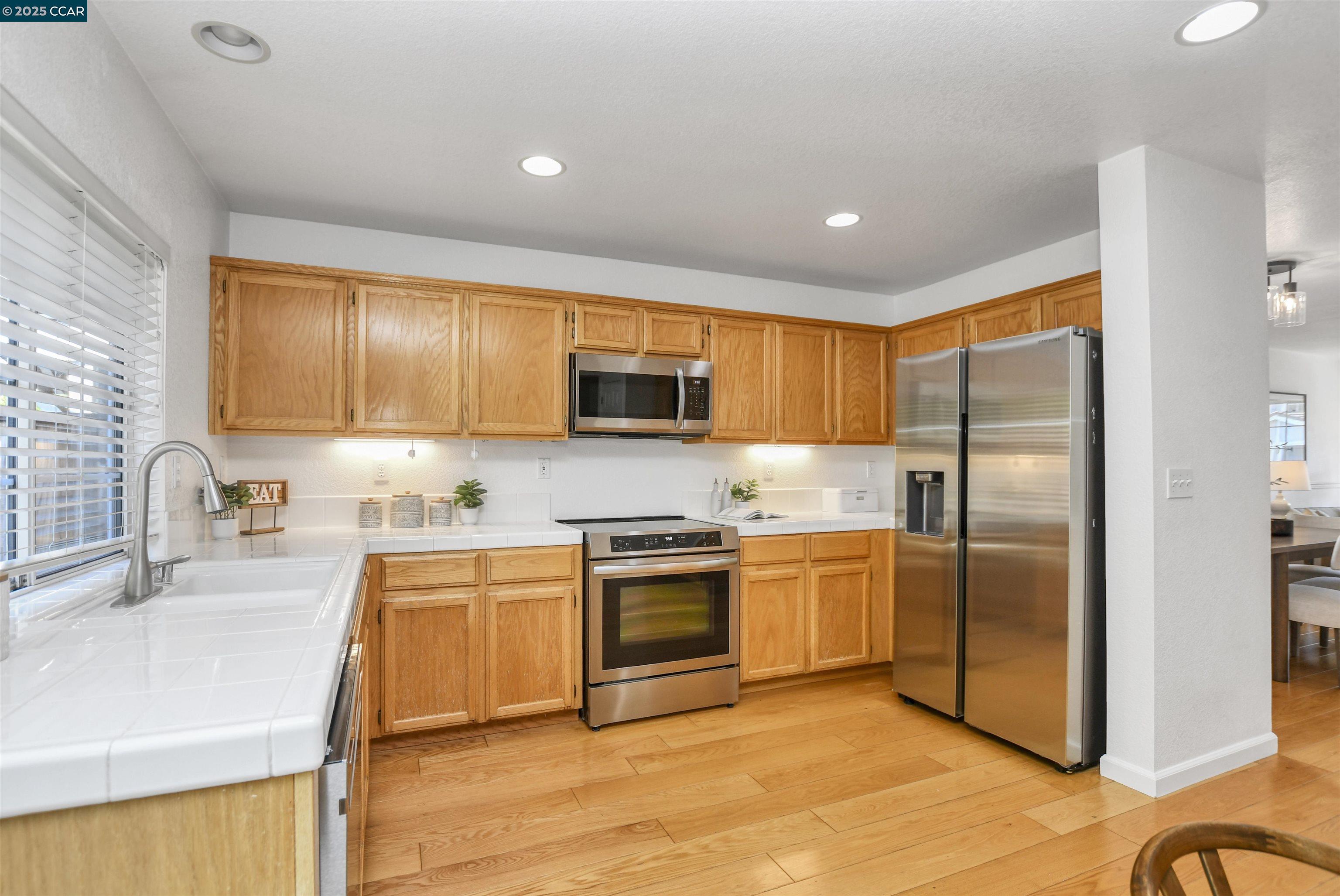 Detail Gallery Image 13 of 45 For 276 Oakwood Cir, Martinez,  CA 94553 - 6 Beds | 3 Baths