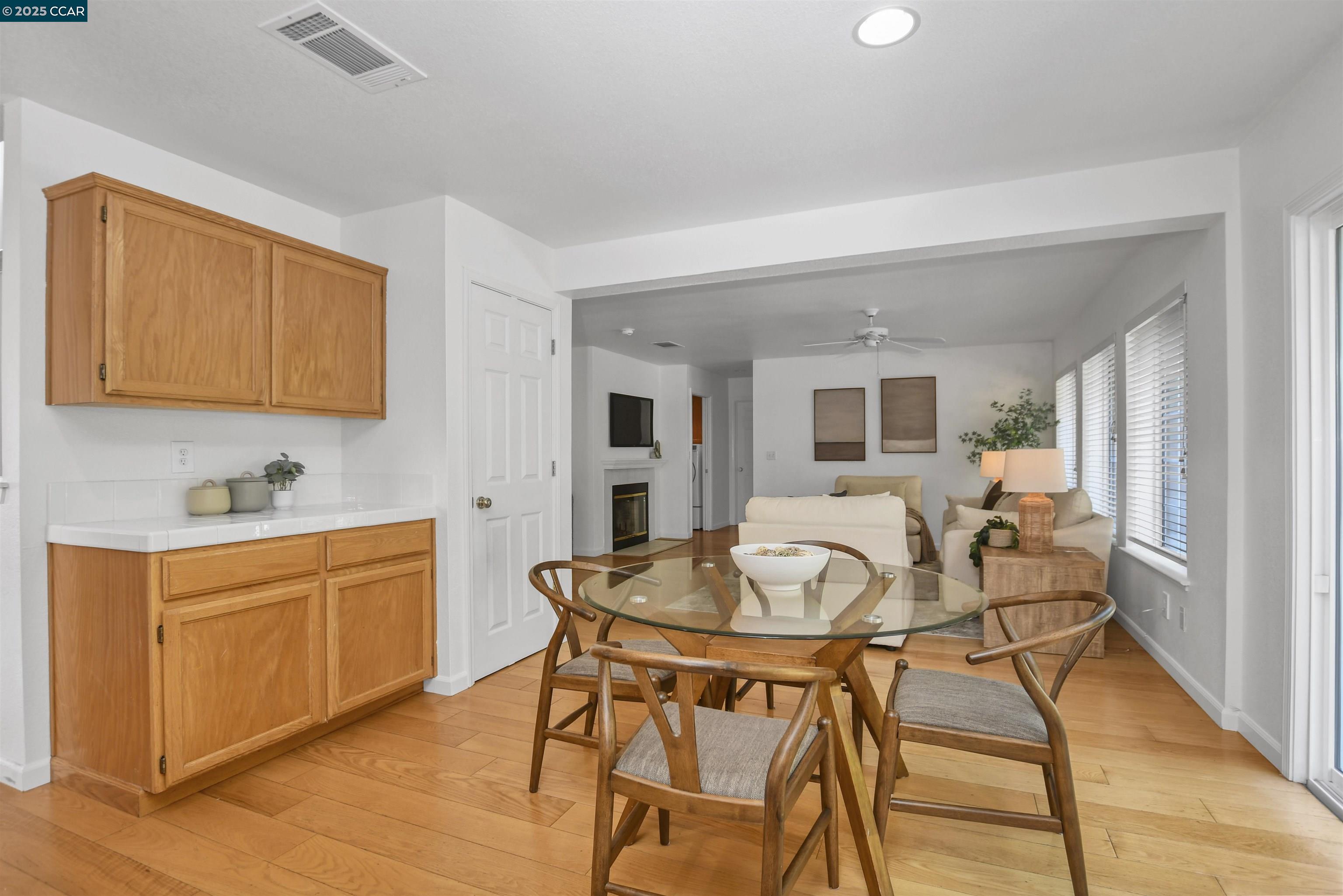 Detail Gallery Image 14 of 45 For 276 Oakwood Cir, Martinez,  CA 94553 - 6 Beds | 3 Baths