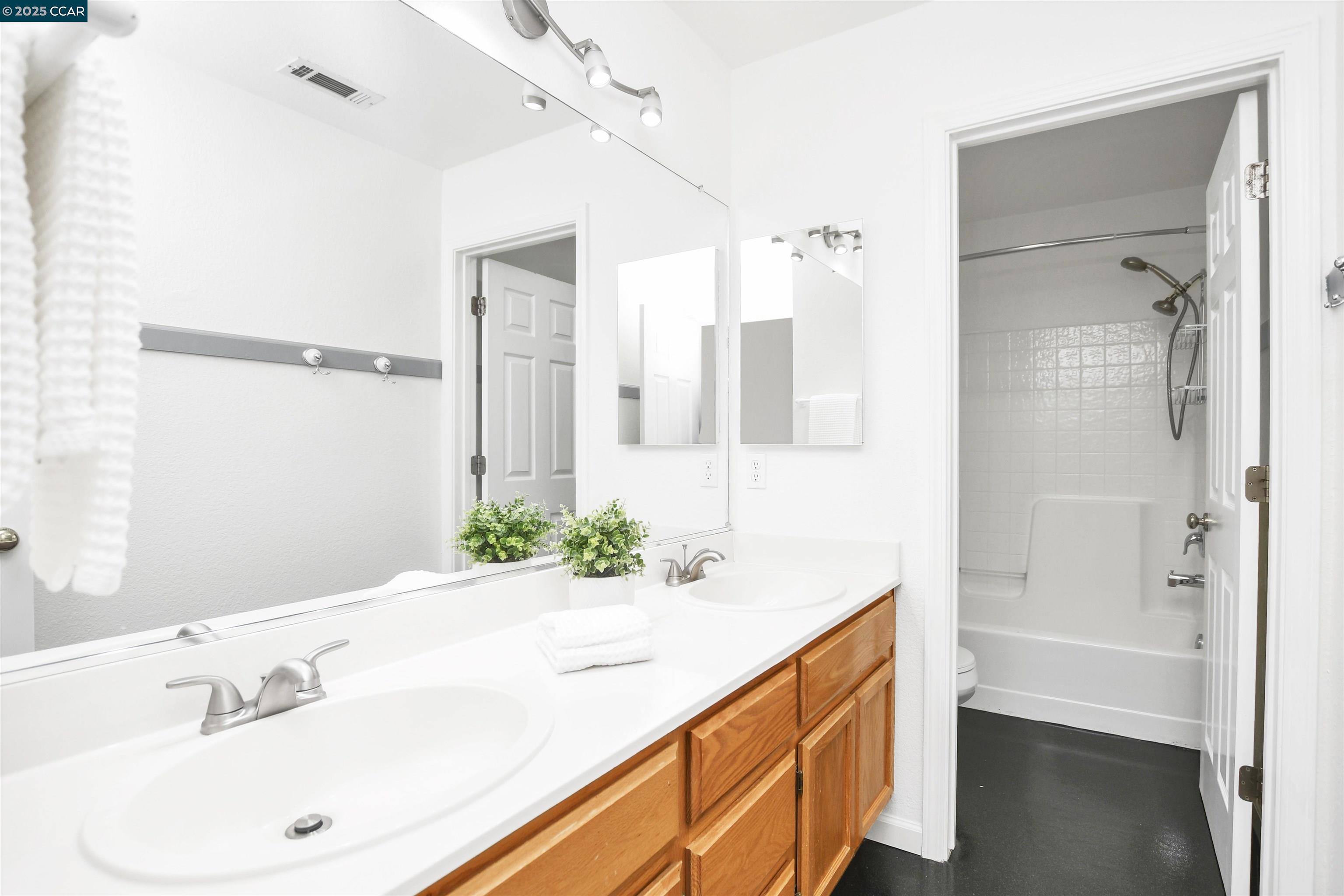 Detail Gallery Image 35 of 45 For 276 Oakwood Cir, Martinez,  CA 94553 - 6 Beds | 3 Baths