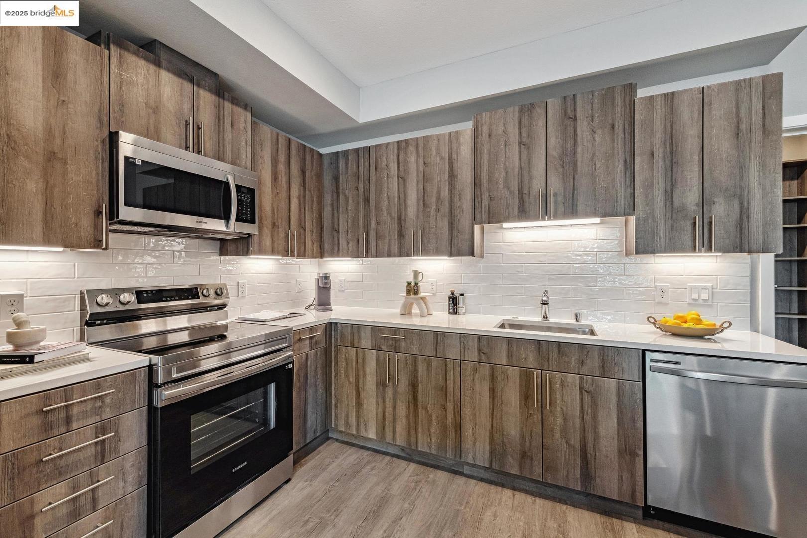 2400 Adeline ST # 202, Oakland, California 94607, 2 Bedrooms Bedrooms, 5 Rooms Rooms,2 BathroomsBathrooms,Residential,For Sale,2400 Adeline ST # 202,41095964