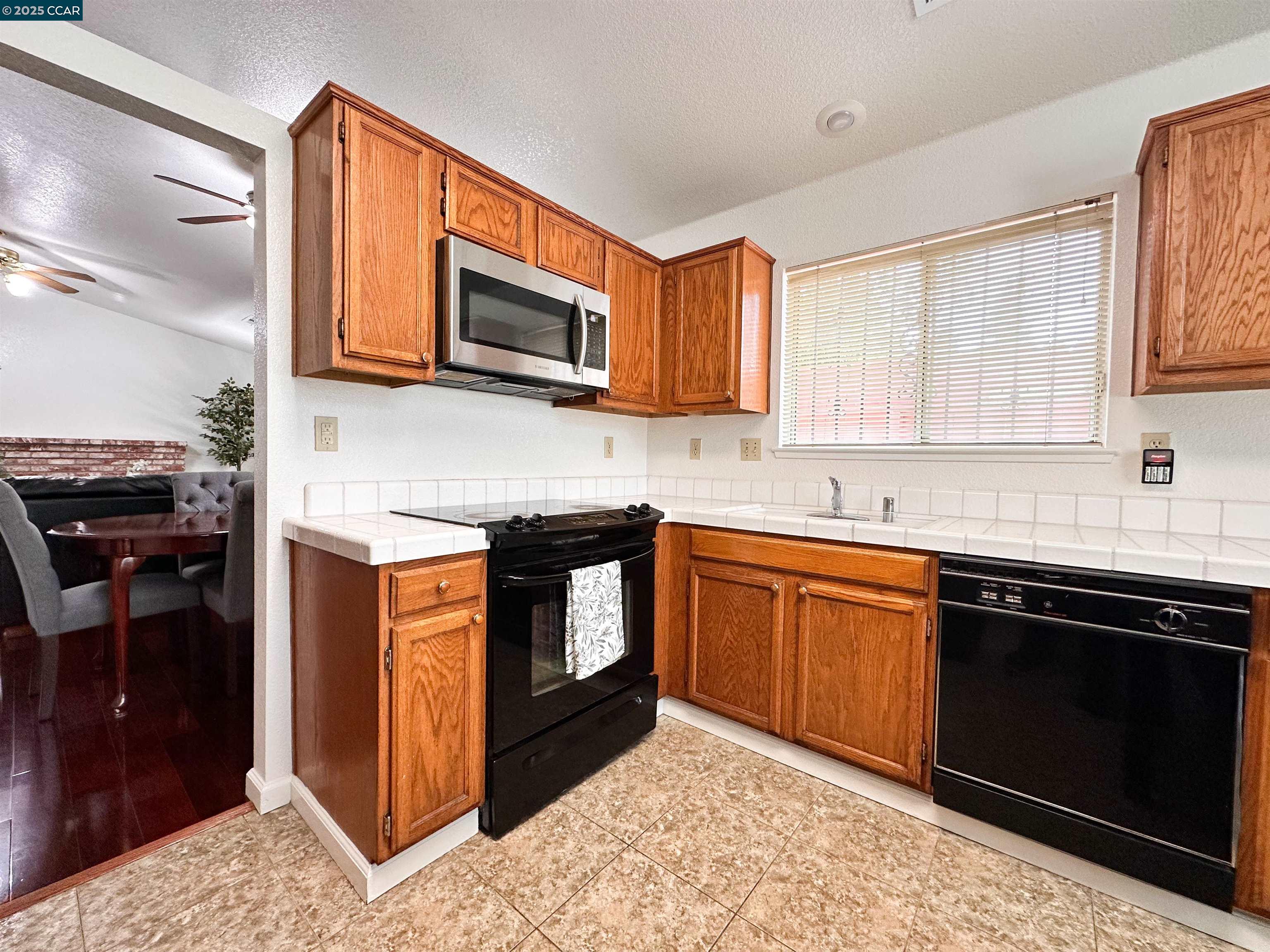 Detail Gallery Image 9 of 41 For 5286 Barbados Cir, Stockton,  CA 95210 - 3 Beds | 2 Baths