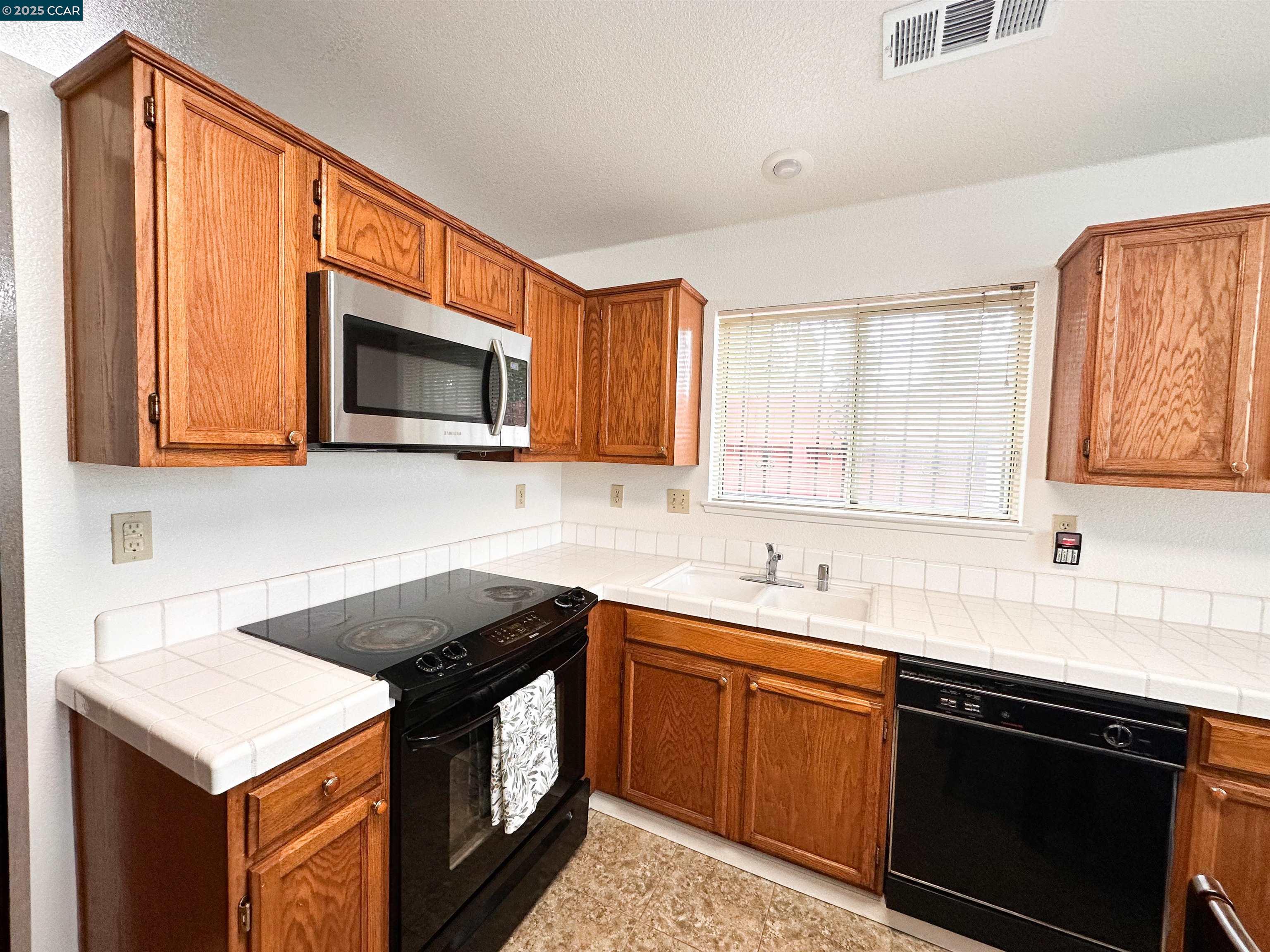 Detail Gallery Image 11 of 41 For 5286 Barbados Cir, Stockton,  CA 95210 - 3 Beds | 2 Baths