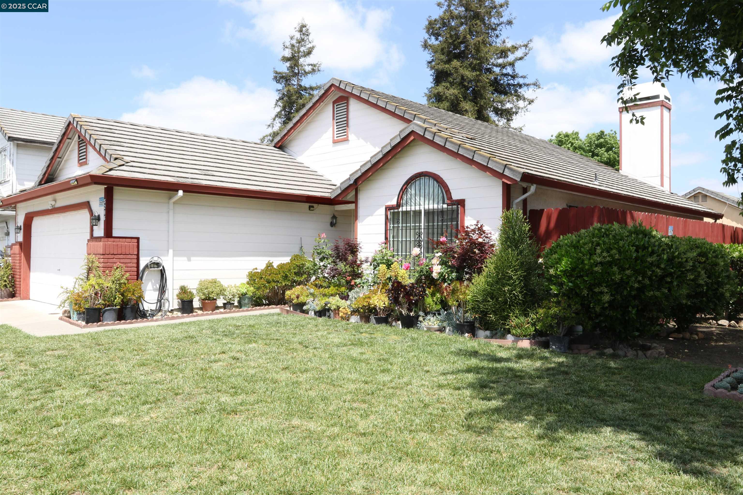 Detail Gallery Image 2 of 41 For 5286 Barbados Cir, Stockton,  CA 95210 - 3 Beds | 2 Baths