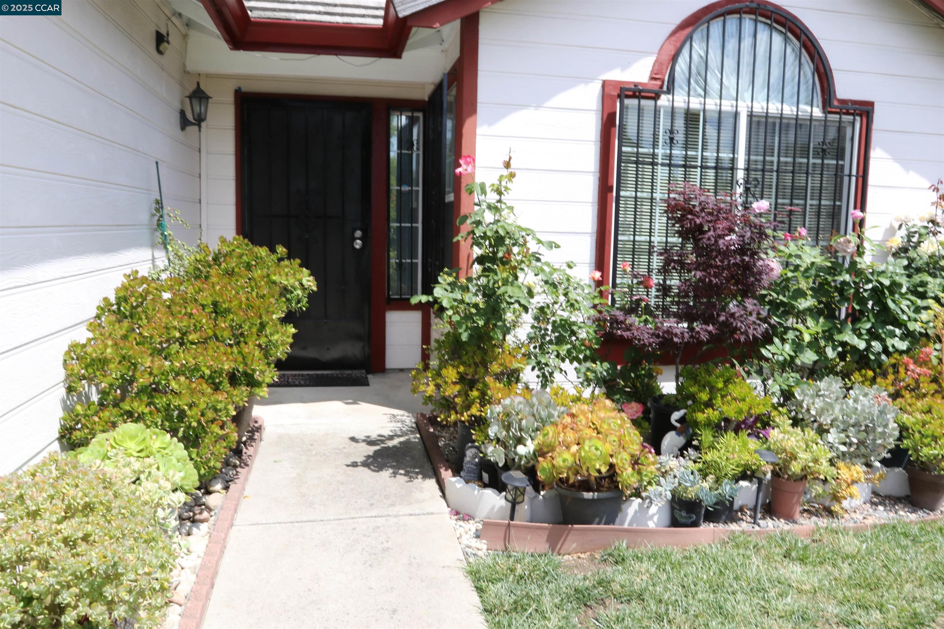 Detail Gallery Image 3 of 41 For 5286 Barbados Cir, Stockton,  CA 95210 - 3 Beds | 2 Baths