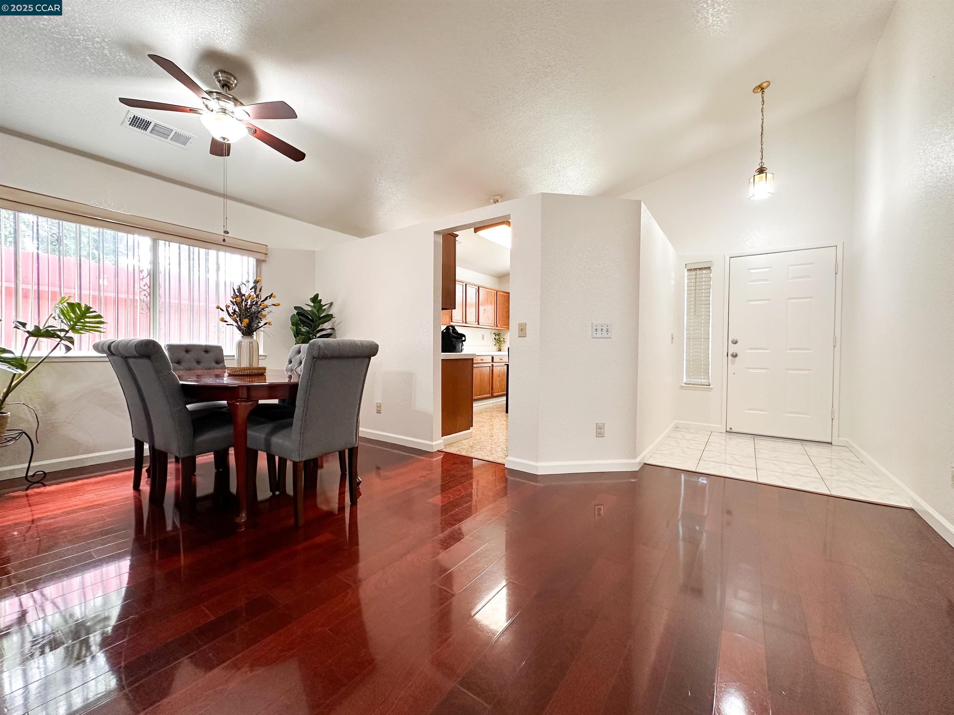 Detail Gallery Image 4 of 41 For 5286 Barbados Cir, Stockton,  CA 95210 - 3 Beds | 2 Baths