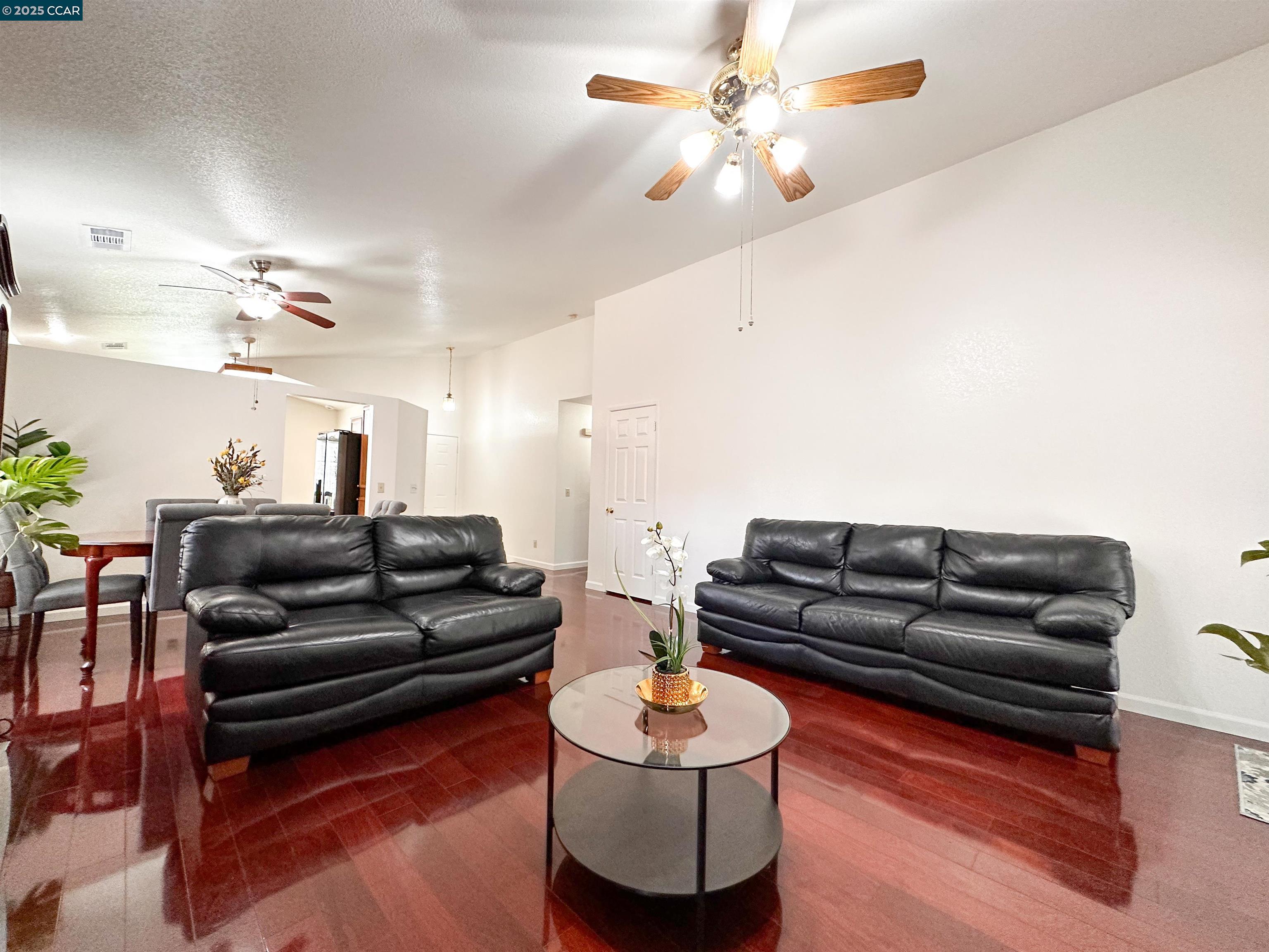 Detail Gallery Image 6 of 41 For 5286 Barbados Cir, Stockton,  CA 95210 - 3 Beds | 2 Baths