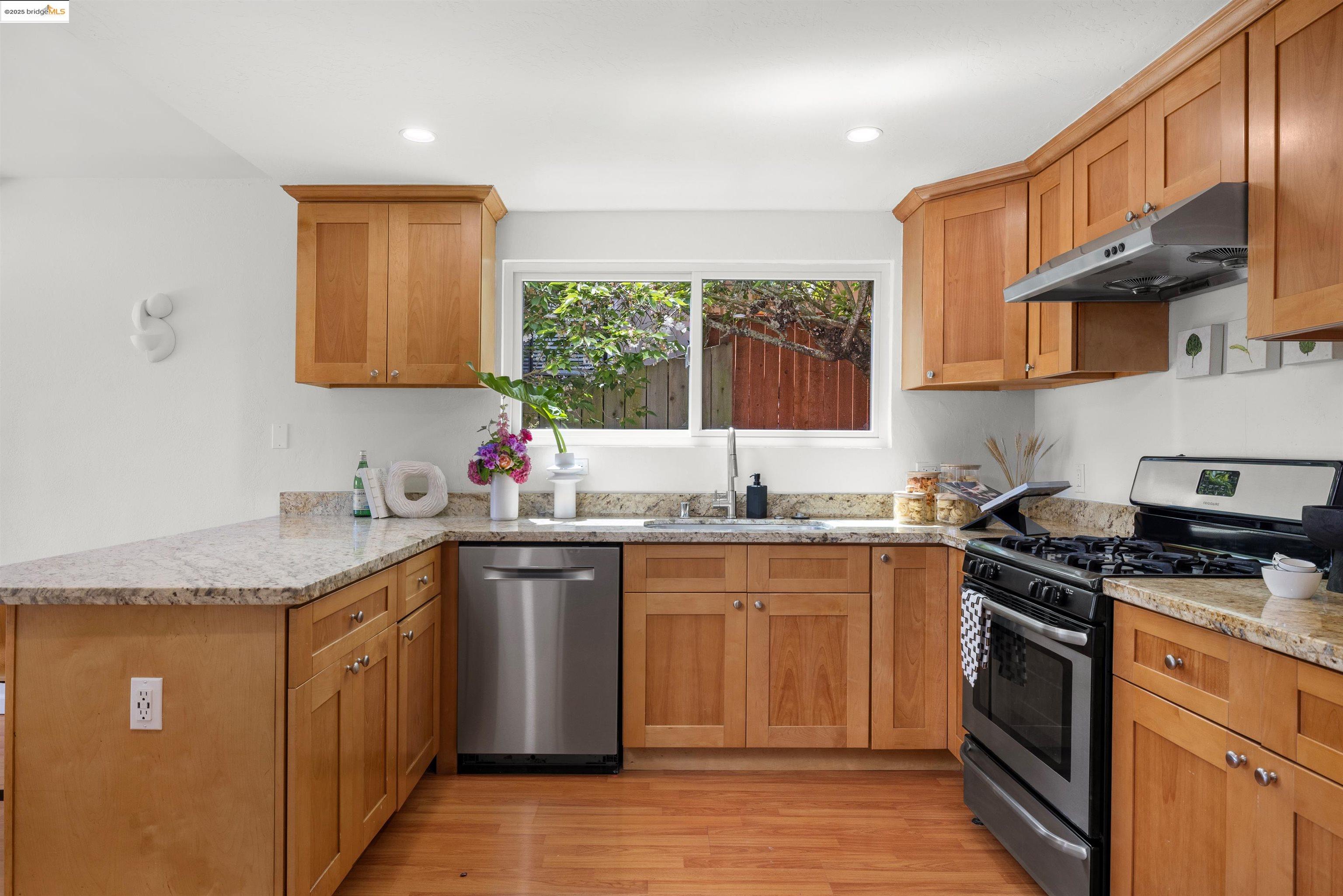 Detail Gallery Image 9 of 59 For 115 Valleyview Way, South San Francisco,  CA 94080 - 4 Beds | 2/1 Baths