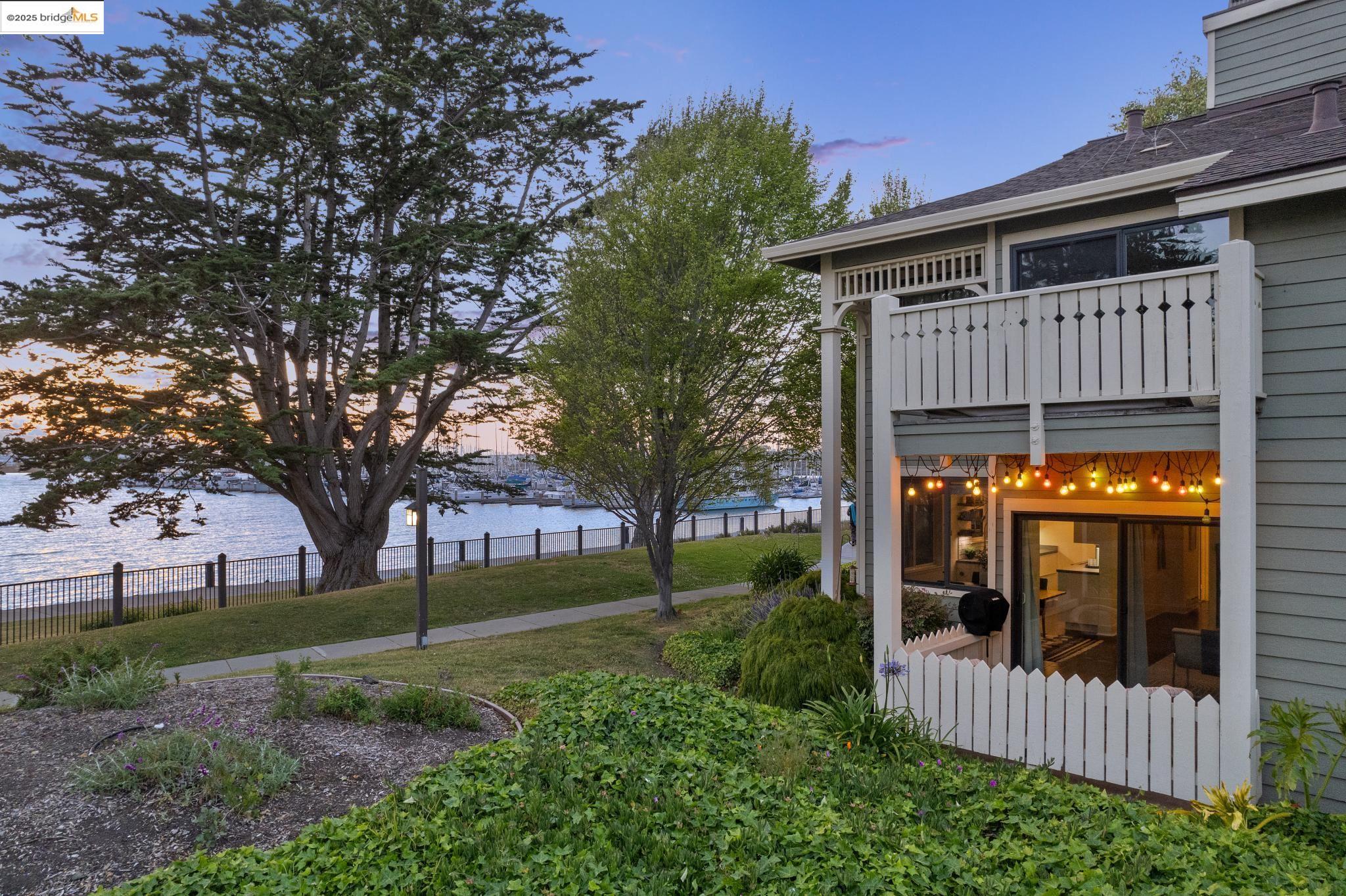 Detail Gallery Image 1 of 1 For 151 Lakeshore Ct, Richmond,  CA 94804 - 1 Beds | 1 Baths