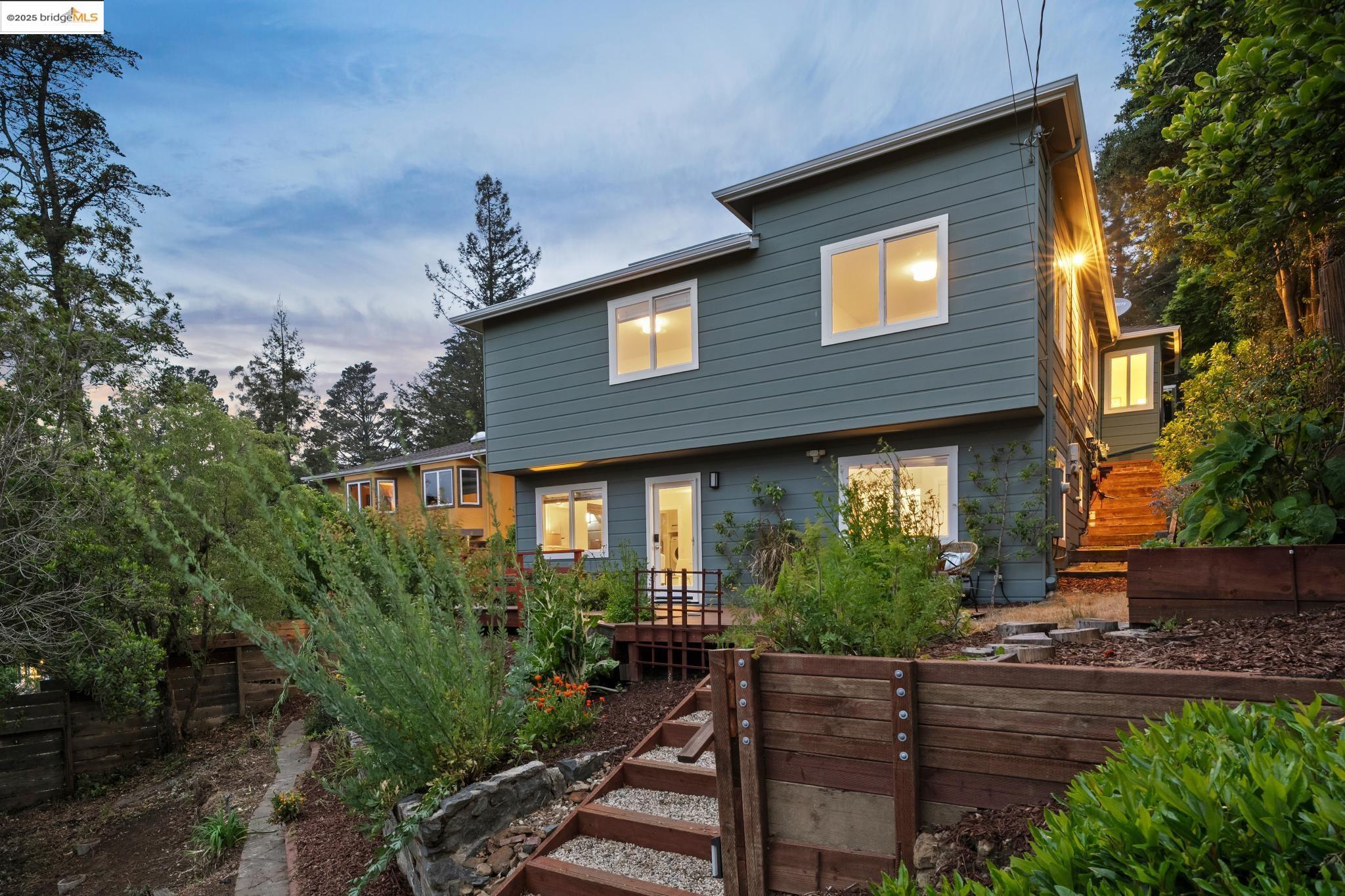 Detail Gallery Image 2 of 59 For 6951 Chambers Dr, Oakland,  CA 94611 - 6 Beds | 3 Baths