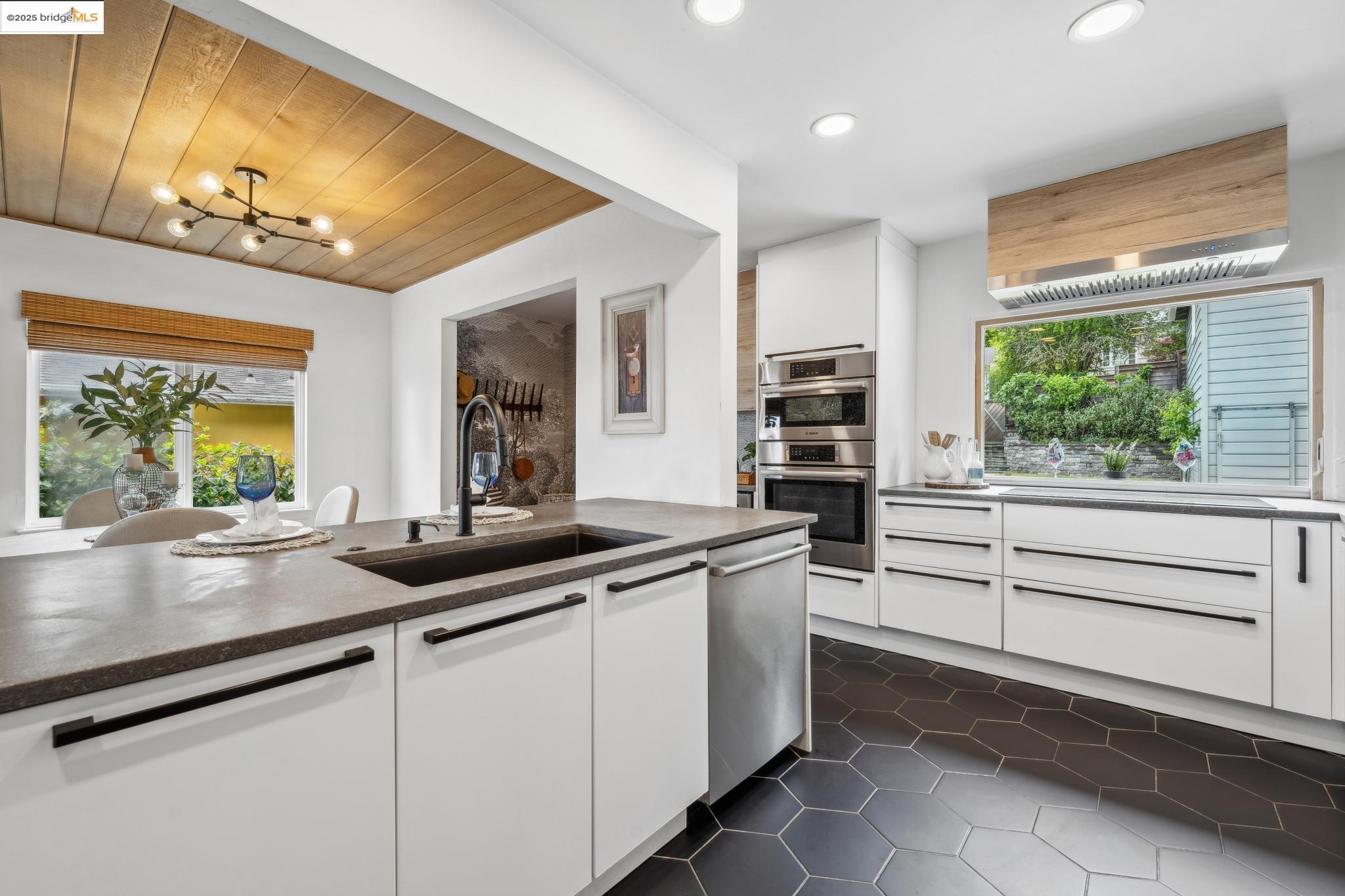 Detail Gallery Image 16 of 59 For 6951 Chambers Dr, Oakland,  CA 94611 - 6 Beds | 3 Baths