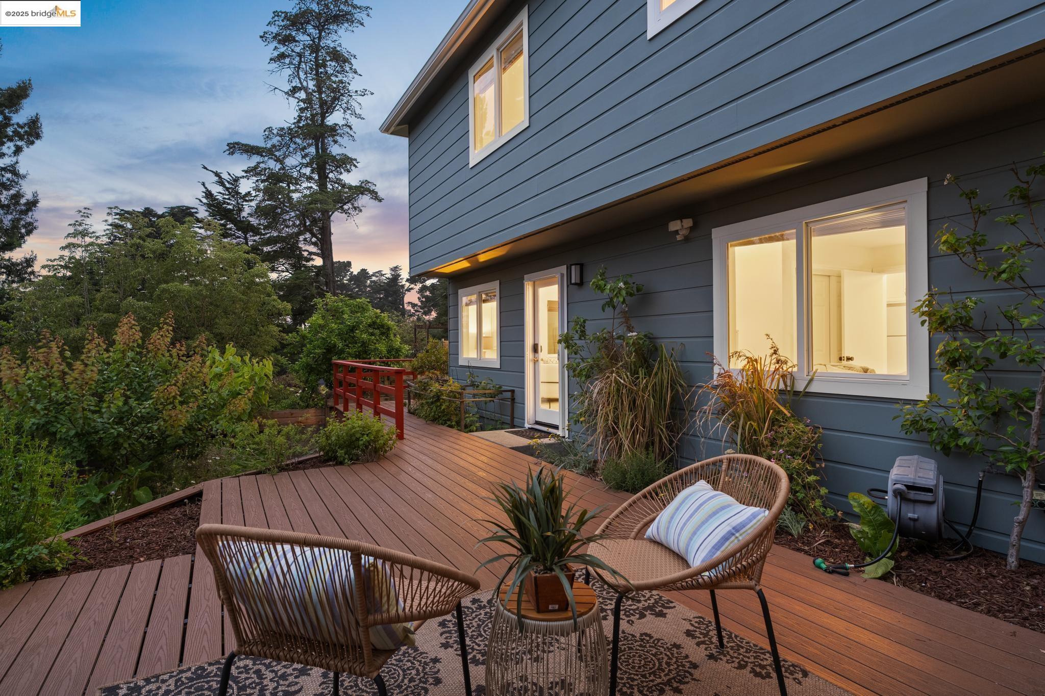 Detail Gallery Image 3 of 59 For 6951 Chambers Dr, Oakland,  CA 94611 - 6 Beds | 3 Baths