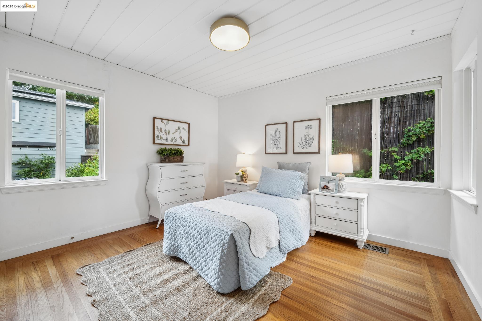 Detail Gallery Image 21 of 59 For 6951 Chambers Dr, Oakland,  CA 94611 - 6 Beds | 3 Baths
