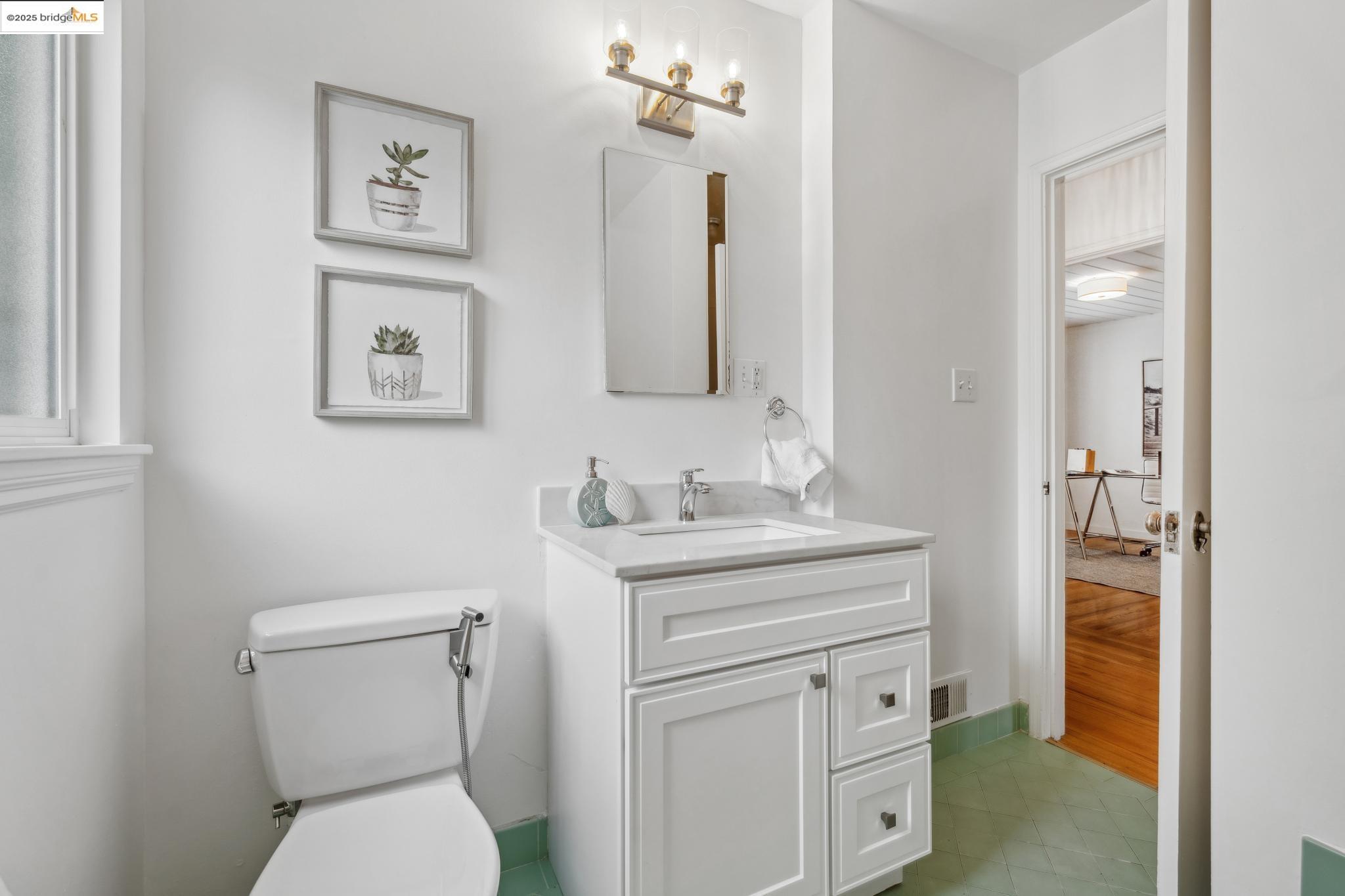 Detail Gallery Image 28 of 59 For 6951 Chambers Dr, Oakland,  CA 94611 - 6 Beds | 3 Baths