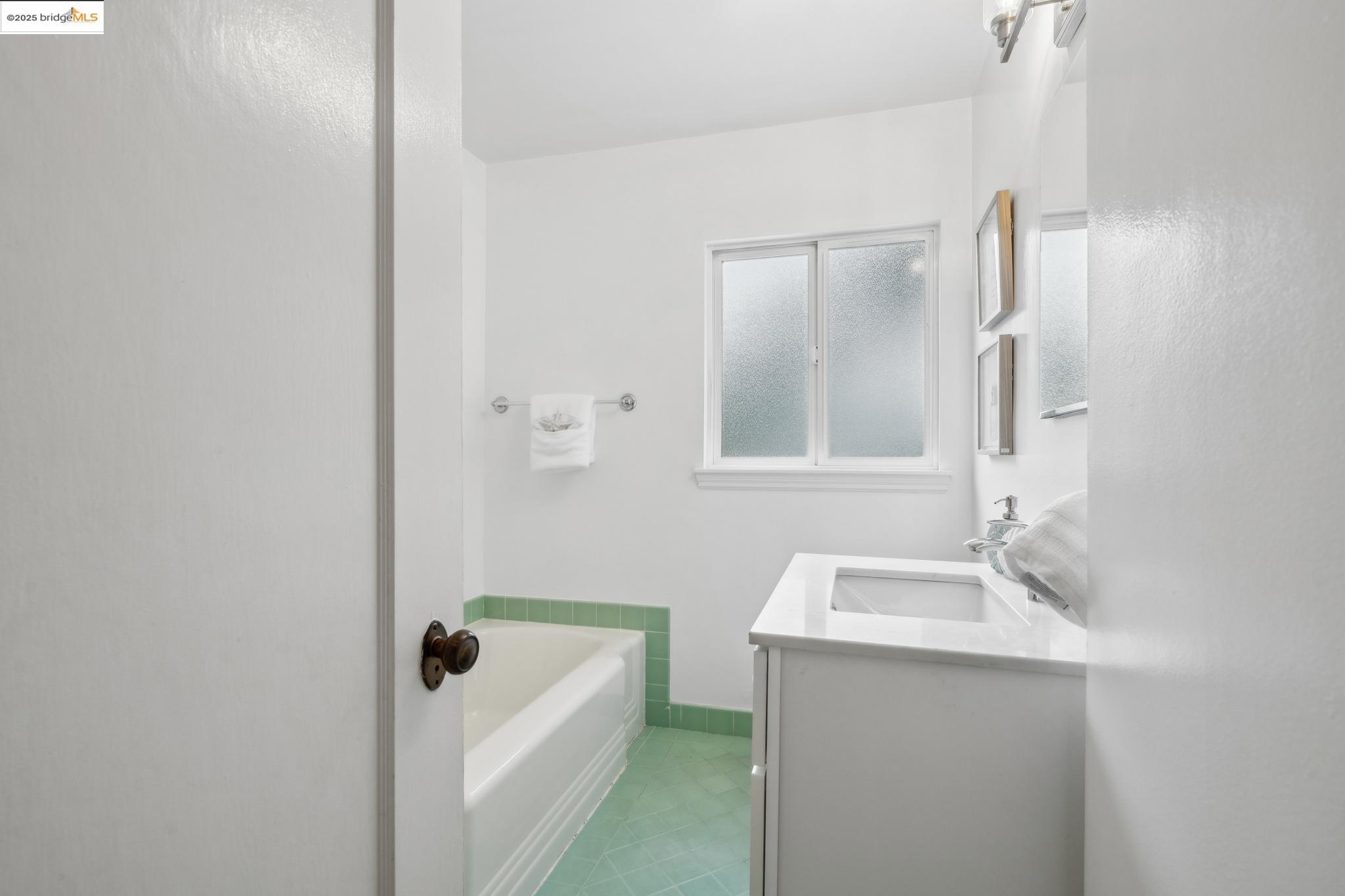 Detail Gallery Image 29 of 59 For 6951 Chambers Dr, Oakland,  CA 94611 - 6 Beds | 3 Baths