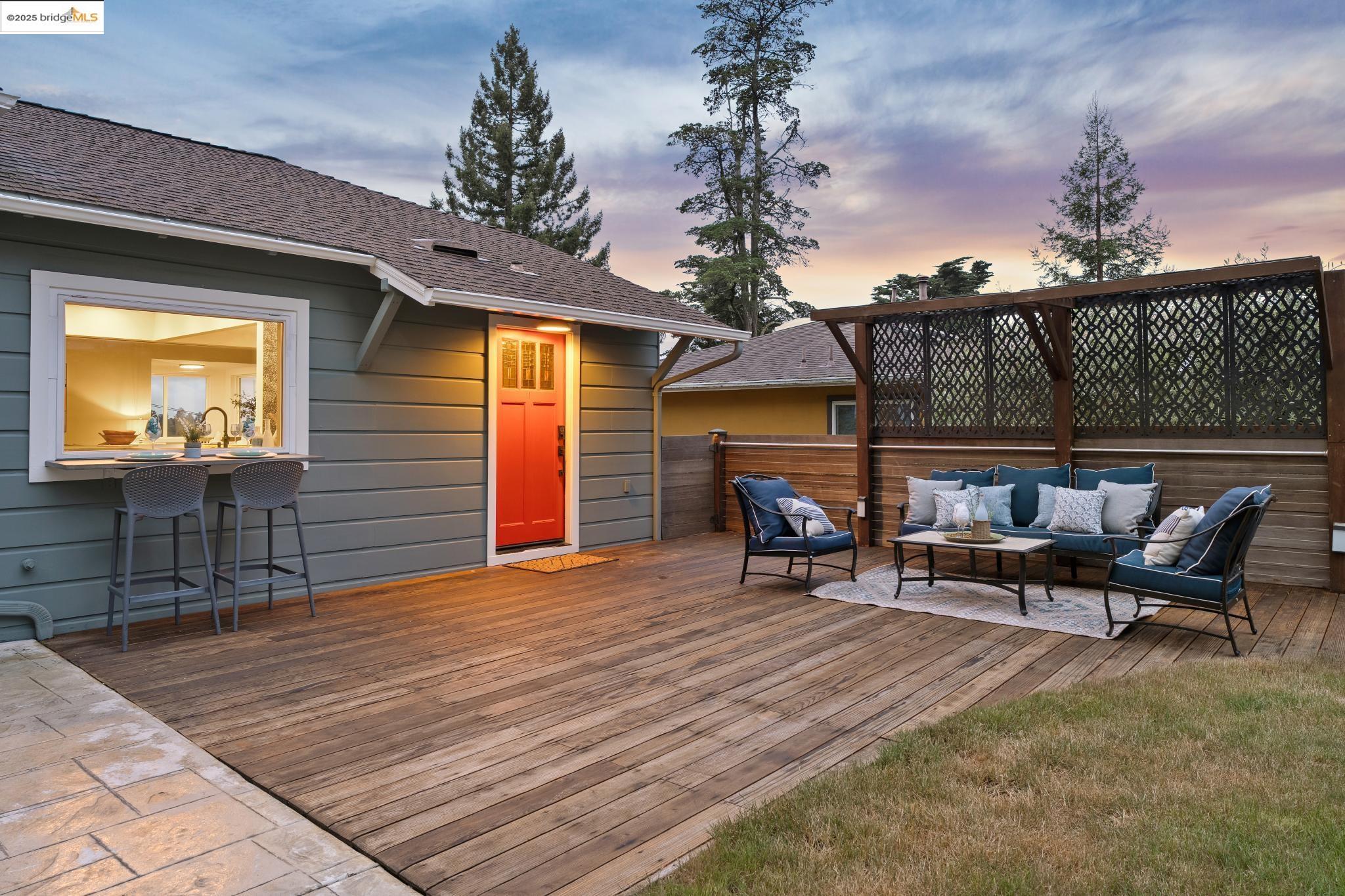 Detail Gallery Image 4 of 59 For 6951 Chambers Dr, Oakland,  CA 94611 - 6 Beds | 3 Baths